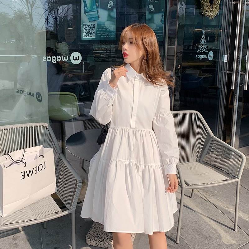 効果的に施されたシャーリングデザインが可愛らしくも大人っぽいシャツワンピースです。モダンな存在感で、一枚でも決まる優れた一着となっています。色展開 ホワイト ブラックサイズサイズ(cm)S /着丈 95/106 /バスト 140 /肩幅 7...