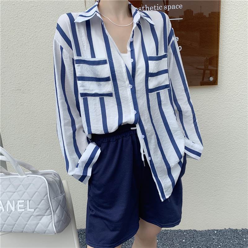 長袖トップスとショートパンツのセットです。ブルーのストライプが爽やかな印象を与えます。ウェストがゴムになっているので伸縮性があり、履き心地が良いです。色展開 ブルーサイズ S M Lサイズ(cm)S /着丈 72〜75 /バスト 108 /袖丈 49 /ズボン丈 31 /ウェスト 56〜71M /着丈 73〜76 /バスト 112 /袖丈 50 /ズボン丈 32 /ウェスト 58〜75L /着丈 74〜77 /バスト 116 /袖丈 51 /ズボン丈 33 /ウェスト 60〜77《商品について》※当ショップは海外からのノーブランド商品になります。海外製品のため日本商品に比べ品質が劣る場合がございます。糸のほつれ、多少の汚れやシミ、ファスナーが固い、デザインの若干の違いなどは不良品には該当しませんのでご了承ください。お手持ちの携帯やPCの画面設定の影響により、実物と色味が異なって見える場合がございます。※当ショップはお客様より注文を確認した上でメーカーに発注しておりますので返品、交換は出来かねます。ご了承下さいませ。《発送について》お取り寄せ商品のため、ご入金確認後、お届けまでに「10-24日程度」のお時間がかかります。通常よりもお時間がかかってしまう場合もございます。欠品や商品の不具合などにより、商品をお届けすることができず、ご注文をキャンセルさせていただく場合もございますのでご了承ください。※当ショップの商品はお取り寄せ商品につき、入金確認後メーカーへ発注させて頂きます。※メーカーにて在庫切れの場合は、速やかに返金させて頂きます。《返品についての特約に関する事項》ご注文確定後、発注後のキャンセルやサイズなどの内容変更は承っておりません。注文時によくご確認ください商品に欠陥がある場合を除き、基本的には返品や交換には応じません。最後までご覧くださり、ありがとうございました。OW10704 《商品について》 ※当ショップは海外からのノーブランド商品になります。 海外製品のため日本商品に比べ品質が劣る場合がございます。 糸のほつれ、多少の汚れやシミ、ファスナーが固い、デザインの若干の違いなどは不良品には該当しませんのでご了承ください。 お手持ちの携帯やPCの画面設定の影響により、実物と色味が異なって見える場合がございます。 ※当ショップはお客様より注文を確認した上でメーカーに発注しておりますので返品、交換は出来かねます。ご了承下さいませ。 《発送について》 お取り寄せ商品のため、ご入金確認後、お届けまでに「10-24日程度」のお時間がかかります。 通常よりもお時間がかかってしまう場合もございます。 欠品や商品の不具合などにより、商品をお届けすることができず、ご注文をキャンセルさせていただく場合もございますのでご了承ください。 ※当ショップの商品はお取り寄せ商品につき、入金確認後メーカーへ発注させて頂きます。 ※メーカーにて在庫切れの場合は、速やかに返金させて頂きます。 《返品についての特約に関する事項》 ご注文確定後、発注後のキャンセルやサイズなどの内容変更は承っておりません。 注文時によくご確認ください 商品に欠陥がある場合を除き、基本的には返品や交換には応じません。 最後までご覧くださり、ありがとうございました。 セットアップ シャツ ショートパンツ ショート丈 長袖 襟付き ウエストゴム 薄手 上下セット 大人可愛い きれいめ シンプル カジュアル 大人 おしゃれ レトロ 大人可愛い 大人女子 ラフ ルーズ 個性的 クール ストライプ 春 夏 10代 20代 レディース 通勤 学生 通学 お出かけ 公園デビュー 休日 アウトドア 旅行 海 高原 ホテル ガーデン 着回し 普段使い コーデ 楽ちん 新作 S M L ブルー ow10704