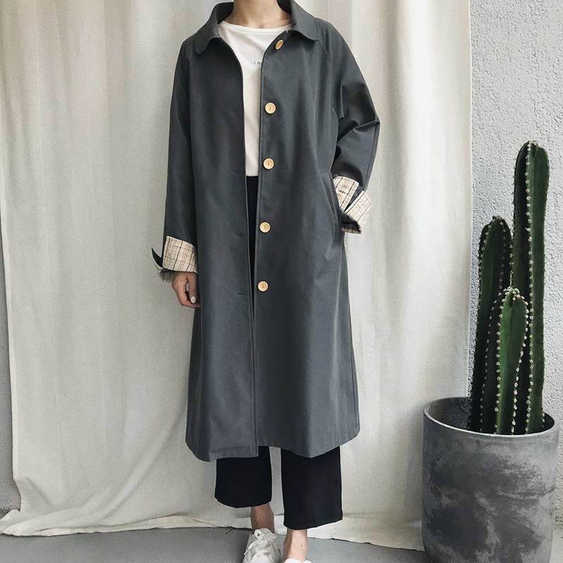 ストレートタイプのトレンチコート。袖口のチェック柄が可愛い。色展開 チャコールグレー オリーブサイズ M Lサイズ(cm)M /バスト 104 /肩幅 70 /着丈 105L /バスト 108 /肩幅 74 /着丈 106《商品について》※当ショップは海外からのノーブランド商品になります。海外製品のため日本商品に比べ品質が劣る場合がございます。糸のほつれ、多少の汚れやシミ、ファスナーが固い、デザインの若干の違いなどは不良品には該当しませんのでご了承ください。お手持ちの携帯やPCの画面設定の影響により、実物と色味が異なって見える場合がございます。※当ショップはお客様より注文を確認した上でメーカーに発注しておりますので返品、交換は出来かねます。ご了承下さいませ。《発送について》お取り寄せ商品のため、ご入金確認後、お届けまでに「10-24日程度」のお時間がかかります。通常よりもお時間がかかってしまう場合もございます。欠品や商品の不具合などにより、商品をお届けすることができず、ご注文をキャンセルさせていただく場合もございますのでご了承ください。※当ショップの商品はお取り寄せ商品につき、入金確認後メーカーへ発注させて頂きます。※メーカーにて在庫切れの場合は、速やかに返金させて頂きます。《返品についての特約に関する事項》ご注文確定後、発注後のキャンセルやサイズなどの内容変更は承っておりません。注文時によくご確認ください商品に欠陥がある場合を除き、基本的には返品や交換には応じません。最後までご覧くださり、ありがとうございました。OW10859 《商品について》 ※当ショップは海外からのノーブランド商品になります。 海外製品のため日本商品に比べ品質が劣る場合がございます。 糸のほつれ、多少の汚れやシミ、ファスナーが固い、デザインの若干の違いなどは不良品には該当しませんのでご了承ください。 お手持ちの携帯やPCの画面設定の影響により、実物と色味が異なって見える場合がございます。 ※当ショップはお客様より注文を確認した上でメーカーに発注しておりますので返品、交換は出来かねます。ご了承下さいませ。 《発送について》 お取り寄せ商品のため、ご入金確認後、お届けまでに「10-24日程度」のお時間がかかります。 通常よりもお時間がかかってしまう場合もございます。 欠品や商品の不具合などにより、商品をお届けすることができず、ご注文をキャンセルさせていただく場合もございますのでご了承ください。 ※当ショップの商品はお取り寄せ商品につき、入金確認後メーカーへ発注させて頂きます。 ※メーカーにて在庫切れの場合は、速やかに返金させて頂きます。 《返品についての特約に関する事項》 ご注文確定後、発注後のキャンセルやサイズなどの内容変更は承っておりません。 注文時によくご確認ください 商品に欠陥がある場合を除き、基本的には返品や交換には応じません。 最後までご覧くださり、ありがとうございました。 アウター コート トレンチコート ミモレ丈 長袖 襟付き ストレート Iライン ポケット 前開き かわいい 大人可愛い きれいめ シンプル カジュアル 大人 上品 お洒落 無地 チェック柄 春 秋 冬 20代 30代 40代 レディース 女性用 通勤 学生 通学 お出かけ 休日 着回し 普段使い 重ね着 M L くすみカラー 大人カラー ow10859