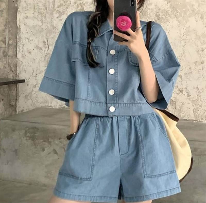 トップスとショートパンツのセット。カジュアルに着用できる。色展開　ブルー　ネイビーサイズ　M　L　XL　2XL　3XL　4XL《商品について》※当ショップは海外からのノーブランド商品になります。海外製品のため日本商品に比べ品質が劣る場合がございます。糸のほつれ、多少の汚れやシミ、ファスナーが固い、デザインの若干の違いなどは不良品には該当しませんのでご了承ください。お手持ちの携帯やPCの画面設定の影響により、実物と色味が異なって見える場合がございます。※当ショップはお客様より注文を確認した上でメーカーに発注しておりますので返品、交換は出来かねます。ご了承下さいませ。《発送について》お取り寄せ商品のため、ご入金確認後、お届けまでに「10-24日程度」のお時間がかかります。通常よりもお時間がかかってしまう場合もございます。欠品や商品の不具合などにより、商品をお届けすることができず、ご注文をキャンセルさせていただく場合もございますのでご了承ください。※当ショップの商品はお取り寄せ商品につき、入金確認後メーカーへ発注させて頂きます。※メーカーにて在庫切れの場合は、速やかに返金させて頂きます。《返品についての特約に関する事項》ご注文確定後、発注後のキャンセルやサイズなどの内容変更は承っておりません。注文時によくご確認ください商品に欠陥がある場合を除き、基本的には返品や交換には応じません。最後までご覧くださり、ありがとうございました。OW12268 《商品について》 ※当ショップは海外からのノーブランド商品になります。 海外製品のため日本商品に比べ品質が劣る場合がございます。 糸のほつれ、多少の汚れやシミ、ファスナーが固い、デザインの若干の違いなどは不良品には該当しませんのでご了承ください。 お手持ちの携帯やPCの画面設定の影響により、実物と色味が異なって見える場合がございます。 ※当ショップはお客様より注文を確認した上でメーカーに発注しておりますので返品、交換は出来かねます。ご了承下さいませ。 《発送について》 お取り寄せ商品のため、ご入金確認後、お届けまでに「10-24日程度」のお時間がかかります。 通常よりもお時間がかかってしまう場合もございます。 欠品や商品の不具合などにより、商品をお届けすることができず、ご注文をキャンセルさせていただく場合もございますのでご了承ください。 ※当ショップの商品はお取り寄せ商品につき、入金確認後メーカーへ発注させて頂きます。 ※メーカーにて在庫切れの場合は、速やかに返金させて頂きます。 《返品についての特約に関する事項》 ご注文確定後、発注後のキャンセルやサイズなどの内容変更は承っておりません。 注文時によくご確認ください 商品に欠陥がある場合を除き、基本的には返品や交換には応じません。 最後までご覧くださり、ありがとうございました。 トップス パンツ デート かわいい 大人可愛い きれいめ シンプル カジュアル 大人 上品 おしゃれ お洒落 大人女子 主役級 存在感 お出かけ 女子会 休日 旅行 着回し ファッション コーデ スタイル モテ トレンド 流行 インスタ映え ow12268