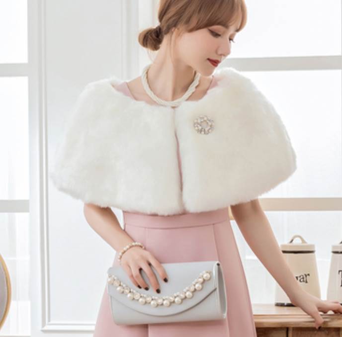 華やかなショール。アクセントになるアイテム。色展開　ホワイト　アプリコット　ピンク　ベージュ　ブラウン　グレー　ブラック《商品について》※当ショップは海外からのノーブランド商品になります。海外製品のため日本商品に比べ品質が劣る場合がございます。糸のほつれ、多少の汚れやシミ、ファスナーが固い、デザインの若干の違いなどは不良品には該当しませんのでご了承ください。お手持ちの携帯やPCの画面設定の影響により、実物と色味が異なって見える場合がございます。※当ショップはお客様より注文を確認した上でメーカーに発注しておりますので返品、交換は出来かねます。ご了承下さいませ。《発送について》お取り寄せ商品のため、ご入金確認後、お届けまでに「10-24日程度」のお時間がかかります。通常よりもお時間がかかってしまう場合もございます。欠品や商品の不具合などにより、商品をお届けすることができず、ご注文をキャンセルさせていただく場合もございますのでご了承ください。※当ショップの商品はお取り寄せ商品につき、入金確認後メーカーへ発注させて頂きます。※メーカーにて在庫切れの場合は、速やかに返金させて頂きます。《返品についての特約に関する事項》ご注文確定後、発注後のキャンセルやサイズなどの内容変更は承っておりません。注文時によくご確認ください商品に欠陥がある場合を除き、基本的には返品や交換には応じません。最後までご覧くださり、ありがとうございました。OW12971 《商品について》 ※当ショップは海外からのノーブランド商品になります。 海外製品のため日本商品に比べ品質が劣る場合がございます。 糸のほつれ、多少の汚れやシミ、ファスナーが固い、デザインの若干の違いなどは不良品には該当しませんのでご了承ください。 お手持ちの携帯やPCの画面設定の影響により、実物と色味が異なって見える場合がございます。 ※当ショップはお客様より注文を確認した上でメーカーに発注しておりますので返品、交換は出来かねます。ご了承下さいませ。 《発送について》 お取り寄せ商品のため、ご入金確認後、お届けまでに「10-24日程度」のお時間がかかります。 通常よりもお時間がかかってしまう場合もございます。 欠品や商品の不具合などにより、商品をお届けすることができず、ご注文をキャンセルさせていただく場合もございますのでご了承ください。 ※当ショップの商品はお取り寄せ商品につき、入金確認後メーカーへ発注させて頂きます。 ※メーカーにて在庫切れの場合は、速やかに返金させて頂きます。 《返品についての特約に関する事項》 ご注文確定後、発注後のキャンセルやサイズなどの内容変更は承っておりません。 注文時によくご確認ください 商品に欠陥がある場合を除き、基本的には返品や交換には応じません。 最後までご覧くださり、ありがとうございました。 かわいい 大人可愛い きれいめ シンプル カジュアル 大人 上品 おしゃれ お洒落 大人女子 エレガント 主役級 存在感 主役級 存在感 ow12971