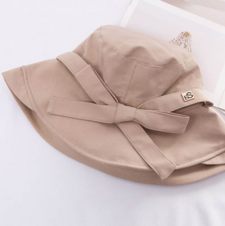 シンプルなデザインのハット。リボンが特徴的。色展開　ベージュ　クリーム　ピンク　イエロー　ブラック《商品について》※当ショップは海外からのノーブランド商品になります。海外製品のため日本商品に比べ品質が劣る場合がございます。糸のほつれ、多少の...