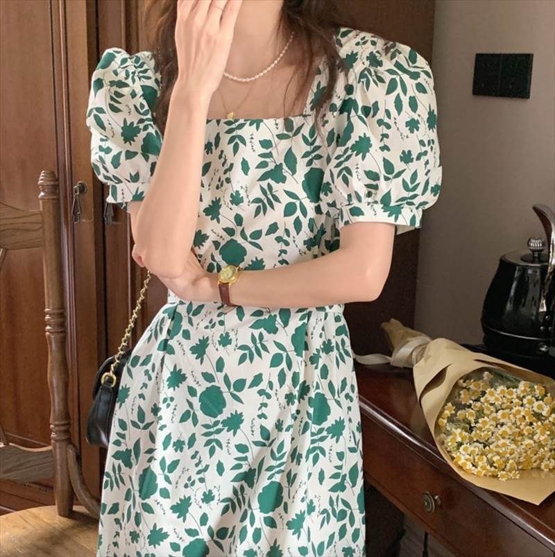 柄が特徴的なワンピース。カジュアルな雰囲気で着用できる。サイズ　F《商品について》※当ショップは海外からのノーブランド商品になります。海外製品のため日本商品に比べ品質が劣る場合がございます。糸のほつれ、多少の汚れやシミ、ファスナーが固い、デザインの若干の違いなどは不良品には該当しませんのでご了承ください。お手持ちの携帯やPCの画面設定の影響により、実物と色味が異なって見える場合がございます。※当ショップはお客様より注文を確認した上でメーカーに発注しておりますので返品、交換は出来かねます。ご了承下さいませ。《発送について》お取り寄せ商品のため、ご入金確認後、お届けまでに「10-24日程度」のお時間がかかります。通常よりもお時間がかかってしまう場合もございます。欠品や商品の不具合などにより、商品をお届けすることができず、ご注文をキャンセルさせていただく場合もございますのでご了承ください。※当ショップの商品はお取り寄せ商品につき、入金確認後メーカーへ発注させて頂きます。※メーカーにて在庫切れの場合は、速やかに返金させて頂きます。《返品についての特約に関する事項》ご注文確定後、発注後のキャンセルやサイズなどの内容変更は承っておりません。注文時によくご確認ください商品に欠陥がある場合を除き、基本的には返品や交換には応じません。最後までご覧くださり、ありがとうございました。OW13330 《商品について》 ※当ショップは海外からのノーブランド商品になります。 海外製品のため日本商品に比べ品質が劣る場合がございます。 糸のほつれ、多少の汚れやシミ、ファスナーが固い、デザインの若干の違いなどは不良品には該当しませんのでご了承ください。 お手持ちの携帯やPCの画面設定の影響により、実物と色味が異なって見える場合がございます。 ※当ショップはお客様より注文を確認した上でメーカーに発注しておりますので返品、交換は出来かねます。ご了承下さいませ。 《発送について》 お取り寄せ商品のため、ご入金確認後、お届けまでに「10-24日程度」のお時間がかかります。 通常よりもお時間がかかってしまう場合もございます。 欠品や商品の不具合などにより、商品をお届けすることができず、ご注文をキャンセルさせていただく場合もございますのでご了承ください。 ※当ショップの商品はお取り寄せ商品につき、入金確認後メーカーへ発注させて頂きます。 ※メーカーにて在庫切れの場合は、速やかに返金させて頂きます。 《返品についての特約に関する事項》 ご注文確定後、発注後のキャンセルやサイズなどの内容変更は承っておりません。 注文時によくご確認ください 商品に欠陥がある場合を除き、基本的には返品や交換には応じません。 最後までご覧くださり、ありがとうございました。 ワンピース 袖あり かわいい 大人可愛い きれいめ シンプル カジュアル 大人 上品 おしゃれ お洒落 かっこいい レトロ 大人女子 主役級 存在感 20代 レディース OL 学生 デート 女子会 着回し 普段使い ファッション コーデ スタイル モテ トレンド 流行 インスタ映え 柄 グリーン ホワイト ow13330