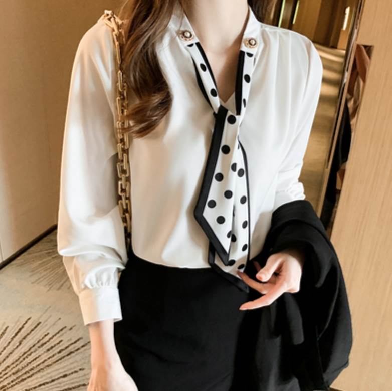 ボウタイが特徴的なトップス。カジュアルな雰囲気にオススメのアイテム。色展開 ホワイト アプリコット ブラックサイズ S M L XL 2XLサイズ(cm)S /着丈 58 /バスト 96 /肩幅 35 /袖丈 56M /着丈 59 /バスト 100 /肩幅 36 /袖丈 57L /着丈 60 /バスト 104 /肩幅 37 /袖丈 58XL /着丈 61 /バスト 108 /肩幅 38 /袖丈 592XL /着丈 62 /バスト 112 /肩幅 39 /袖丈 60《商品について》※当ショップは海外からのノーブランド商品になります。海外製品のため日本商品に比べ品質が劣る場合がございます。糸のほつれ、多少の汚れやシミ、ファスナーが固い、デザインの若干の違いなどは不良品には該当しませんのでご了承ください。お手持ちの携帯やPCの画面設定の影響により、実物と色味が異なって見える場合がございます。※当ショップはお客様より注文を確認した上でメーカーに発注しておりますので返品、交換は出来かねます。ご了承下さいませ。《発送について》お取り寄せ商品のため、ご入金確認後、お届けまでに「10-24日程度」のお時間がかかります。通常よりもお時間がかかってしまう場合もございます。欠品や商品の不具合などにより、商品をお届けすることができず、ご注文をキャンセルさせていただく場合もございますのでご了承ください。※当ショップの商品はお取り寄せ商品につき、入金確認後メーカーへ発注させて頂きます。※メーカーにて在庫切れの場合は、速やかに返金させて頂きます。《返品についての特約に関する事項》ご注文確定後、発注後のキャンセルやサイズなどの内容変更は承っておりません。注文時によくご確認ください商品に欠陥がある場合を除き、基本的には返品や交換には応じません。最後までご覧くださり、ありがとうございました。OW14162 《商品について》 ※当ショップは海外からのノーブランド商品になります。 海外製品のため日本商品に比べ品質が劣る場合がございます。 糸のほつれ、多少の汚れやシミ、ファスナーが固い、デザインの若干の違いなどは不良品には該当しませんのでご了承ください。 お手持ちの携帯やPCの画面設定の影響により、実物と色味が異なって見える場合がございます。 ※当ショップはお客様より注文を確認した上でメーカーに発注しておりますので返品、交換は出来かねます。ご了承下さいませ。 《発送について》 お取り寄せ商品のため、ご入金確認後、お届けまでに「10-24日程度」のお時間がかかります。 通常よりもお時間がかかってしまう場合もございます。 欠品や商品の不具合などにより、商品をお届けすることができず、ご注文をキャンセルさせていただく場合もございますのでご了承ください。 ※当ショップの商品はお取り寄せ商品につき、入金確認後メーカーへ発注させて頂きます。 ※メーカーにて在庫切れの場合は、速やかに返金させて頂きます。 《返品についての特約に関する事項》 ご注文確定後、発注後のキャンセルやサイズなどの内容変更は承っておりません。 注文時によくご確認ください 商品に欠陥がある場合を除き、基本的には返品や交換には応じません。 最後までご覧くださり、ありがとうございました。 トップス デート シャツ ブラウス カットソー 袖あり 長袖 かわいい 大人可愛い きれいめ シンプル カジュアル 大人 上品 おしゃれ お洒落 かっこいい レトロ 大人女子 こなれ感 キュート ガーリー ルーズ 個性的 クール 主役級 存在感 春 秋 10代 20代 30代 レディース 女性用 女の子 OL 学生 女子会 休日 イベント 着回し 普段使い 重ね着 ファッション コーデ スタイル 楽ちん トレンド 流行 インスタ映え S M L XL 2XL 白 ブラック ow14162