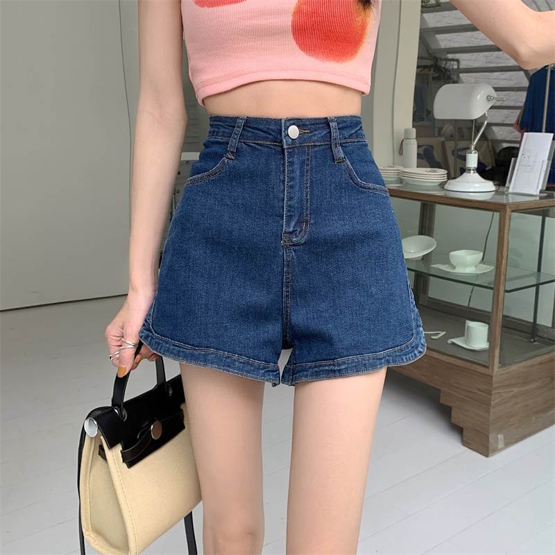 シンプルなデザインが特徴的なこのデニムショートパンツは、春夏のオシャレに欠かせません。大人女子にぴったりのこなれたスタイリングを叶える、必需アイテムです！デニム素材のショートパンツは、スポーティーからカジュアル、おしゃれな大人女子の普段着まで幅広く使えるアイテム。色展開 ブルー ブラックサイズ S M L XLサイズ(cm)S /ウェスト 62 /ヒップ 94 /ズボン丈 34.7 /裾周り 31.1M /ウェスト 66 /ヒップ 98 /ズボン丈 35.5 /裾周り 31.9L /ウェスト 70 /ヒップ 102 /ズボン丈 40.8 /裾周り 32.7XL /ウェスト 74 /ヒップ 106 /ズボン丈 41.6 /裾周り 33.5《商品について》※当ショップは海外からのノーブランド商品になります。海外製品のため日本商品に比べ品質が劣る場合がございます。糸のほつれ、多少の汚れやシミ、ファスナーが固い、デザインの若干の違いなどは不良品には該当しませんのでご了承ください。お手持ちの携帯やPCの画面設定の影響により、実物と色味が異なって見える場合がございます。※当ショップはお客様より注文を確認した上でメーカーに発注しておりますので返品、交換は出来かねます。ご了承下さいませ。《発送について》お取り寄せ商品のため、ご入金確認後、お届けまでに「10-24日程度」のお時間がかかります。通常よりもお時間がかかってしまう場合もございます。欠品や商品の不具合などにより、商品をお届けすることができず、ご注文をキャンセルさせていただく場合もございますのでご了承ください。※当ショップの商品はお取り寄せ商品につき、入金確認後メーカーへ発注させて頂きます。※メーカーにて在庫切れの場合は、速やかに返金させて頂きます。《返品についての特約に関する事項》ご注文確定後、発注後のキャンセルやサイズなどの内容変更は承っておりません。注文時によくご確認ください商品に欠陥がある場合を除き、基本的には返品や交換には応じません。最後までご覧くださり、ありがとうございました。OW14771 《商品について》 ※当ショップは海外からのノーブランド商品になります。 海外製品のため日本商品に比べ品質が劣る場合がございます。 糸のほつれ、多少の汚れやシミ、ファスナーが固い、デザインの若干の違いなどは不良品には該当しませんのでご了承ください。 お手持ちの携帯やPCの画面設定の影響により、実物と色味が異なって見える場合がございます。 ※当ショップはお客様より注文を確認した上でメーカーに発注しておりますので返品、交換は出来かねます。ご了承下さいませ。 《発送について》 お取り寄せ商品のため、ご入金確認後、お届けまでに「10-24日程度」のお時間がかかります。 通常よりもお時間がかかってしまう場合もございます。 欠品や商品の不具合などにより、商品をお届けすることができず、ご注文をキャンセルさせていただく場合もございますのでご了承ください。 ※当ショップの商品はお取り寄せ商品につき、入金確認後メーカーへ発注させて頂きます。 ※メーカーにて在庫切れの場合は、速やかに返金させて頂きます。 《返品についての特約に関する事項》 ご注文確定後、発注後のキャンセルやサイズなどの内容変更は承っておりません。 注文時によくご確認ください 商品に欠陥がある場合を除き、基本的には返品や交換には応じません。 最後までご覧くださり、ありがとうございました。 送料無料 ボトムス パンツ デニムパンツ ショートパンツ ショート ショート丈 デニム かわいい 大人可愛い シンプル カジュアル おしゃれ お洒落 かっこいい 大人女子 こなれ感 スポーティー 無地 春 夏 10代 20代 30代 40代 レディース 女性用 ママ 学生 通学 デート ow14771
