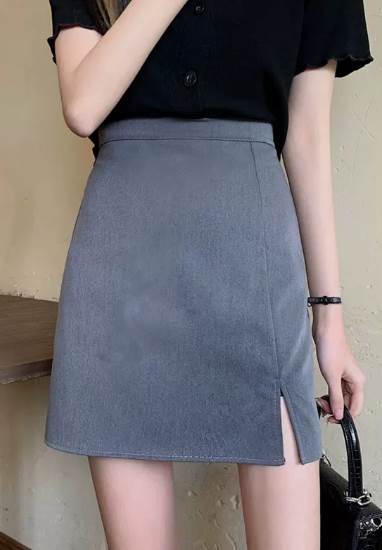 大人女子にぴったりなミニスカートが登場！Aラインのシルエットが女性らしさを引き立てながらも、サイドスリットで大人っぽい印象に。シンプルなデザインで、カジュアルからきれいめなスタイルまで幅広く使えます。コーディネート次第で、個性的なクールスタ...