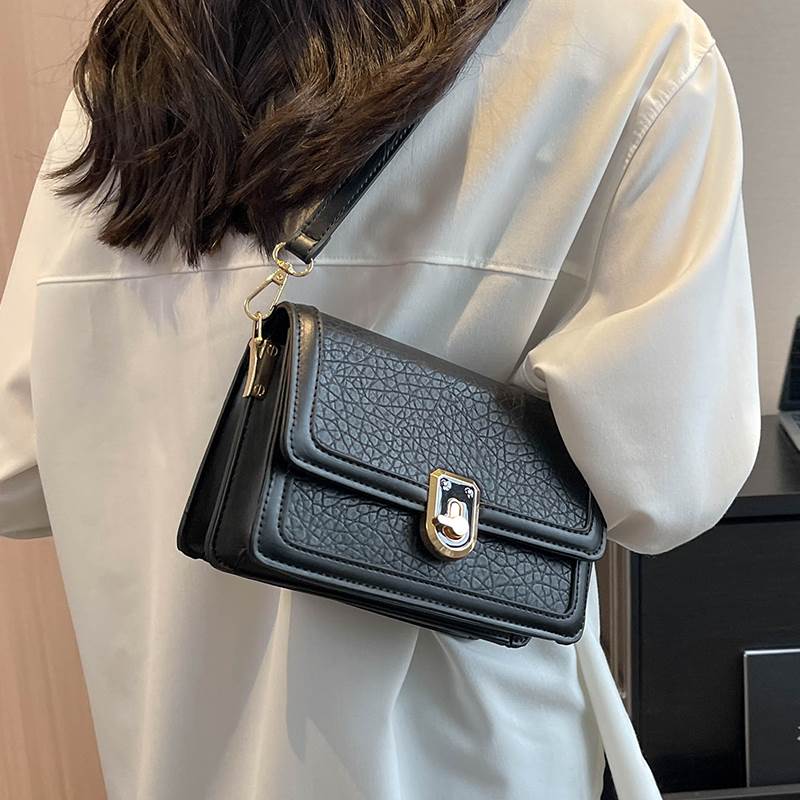 乐天商城 - バッグ bag 肩掛けバック bag レディースバッグ かっこいい モード系 四角 エレガント お洒落 ラフ モダン カジュアル 上品 斜め掛けバッグ 大人可愛い クール 大人 バッグ かわいい 主役級 スクエア型 こなれ感 おしゃれ PU