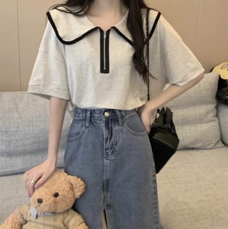 レトロで個性的なトップスが入荷しました！シンプルな半袖シャツですが、その存在感は主役級！大人可愛い、きれいめ、カジュアルなど、さまざまなスタイルに合わせることができます。ラフな着こなしからガーリーなコーデまで、どんな場面でも活躍します。色展開 アプリコット ネイビーサイズ S M L XLサイズ(cm)S /着丈 51 /バスト 110 /肩幅 54 /袖丈 13M /着丈 52 /バスト 114 /肩幅 55 /袖丈 14L /着丈 53 /バスト 118 /肩幅 56 /袖丈 15XL /着丈 54 /バスト 122 /肩幅 57 /袖丈 16《商品について》※当ショップは海外からのノーブランド商品になります。海外製品のため日本商品に比べ品質が劣る場合がございます。糸のほつれ、多少の汚れやシミ、ファスナーが固い、デザインの若干の違いなどは不良品には該当しませんのでご了承ください。お手持ちの携帯やPCの画面設定の影響により、実物と色味が異なって見える場合がございます。※当ショップはお客様より注文を確認した上でメーカーに発注しておりますので返品、交換は出来かねます。ご了承下さいませ。《発送について》お取り寄せ商品のため、ご入金確認後、お届けまでに「10-24日程度」のお時間がかかります。通常よりもお時間がかかってしまう場合もございます。欠品や商品の不具合などにより、商品をお届けすることができず、ご注文をキャンセルさせていただく場合もございますのでご了承ください。※当ショップの商品はお取り寄せ商品につき、入金確認後メーカーへ発注させて頂きます。※メーカーにて在庫切れの場合は、速やかに返金させて頂きます。《返品についての特約に関する事項》ご注文確定後、発注後のキャンセルやサイズなどの内容変更は承っておりません。注文時によくご確認ください商品に欠陥がある場合を除き、基本的には返品や交換には応じません。最後までご覧くださり、ありがとうございました。OW15122 《商品について》 ※当ショップは海外からのノーブランド商品になります。 海外製品のため日本商品に比べ品質が劣る場合がございます。 糸のほつれ、多少の汚れやシミ、ファスナーが固い、デザインの若干の違いなどは不良品には該当しませんのでご了承ください。 お手持ちの携帯やPCの画面設定の影響により、実物と色味が異なって見える場合がございます。 ※当ショップはお客様より注文を確認した上でメーカーに発注しておりますので返品、交換は出来かねます。ご了承下さいませ。 《発送について》 お取り寄せ商品のため、ご入金確認後、お届けまでに「10-24日程度」のお時間がかかります。 通常よりもお時間がかかってしまう場合もございます。 欠品や商品の不具合などにより、商品をお届けすることができず、ご注文をキャンセルさせていただく場合もございますのでご了承ください。 ※当ショップの商品はお取り寄せ商品につき、入金確認後メーカーへ発注させて頂きます。 ※メーカーにて在庫切れの場合は、速やかに返金させて頂きます。 《返品についての特約に関する事項》 ご注文確定後、発注後のキャンセルやサイズなどの内容変更は承っておりません。 注文時によくご確認ください 商品に欠陥がある場合を除き、基本的には返品や交換には応じません。 最後までご覧くださり、ありがとうございました。 送料無料 レディース トップス シャツ 半袖 ジップ 無地 シンプル 大人可愛い きれいめ シンプル カジュアル ボーイッシュ おしゃれ かっこいい レトロ ゆったり ゆる オーバーサイズ ドロップショルダー こなれ感 抜け感 ラフ デイリー お出かけ 送料無料 ow15122