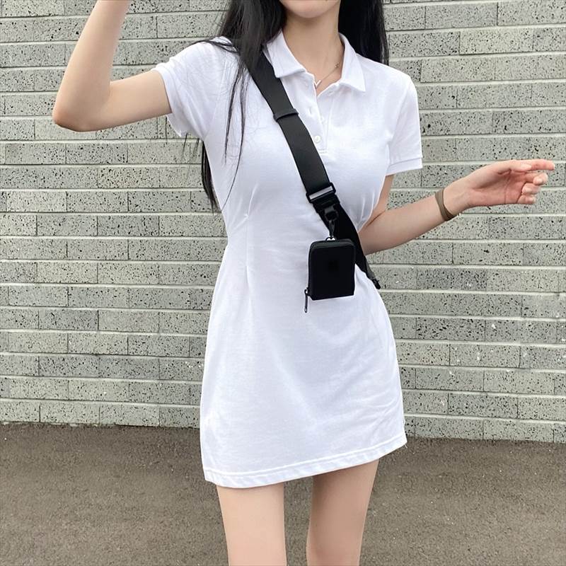 鮮やかな夏の日差しに映えるポロワンピースが登場しました！ポロカラーがクラシカルさを演出。ハイウエストにウエストタックが入っているので、美脚効果も抜群です。Aラインのシルエットが女性らしさを引き立て、サイドスリットが動きやすさも実現。一枚でコーディネートが完成するため、デートやお出かけにもおすすめです。色展開 ホワイト グレー ネイビーサイズ フリーサイズサイズ(cm)フリーサイズ /スカート丈 77 /肩幅 40 /袖丈 19 /バスト 94《商品について》※当ショップは海外からのノーブランド商品になります。海外製品のため日本商品に比べ品質が劣る場合がございます。糸のほつれ、多少の汚れやシミ、ファスナーが固い、デザインの若干の違いなどは不良品には該当しませんのでご了承ください。お手持ちの携帯やPCの画面設定の影響により、実物と色味が異なって見える場合がございます。※当ショップはお客様より注文を確認した上でメーカーに発注しておりますので返品、交換は出来かねます。ご了承下さいませ。《発送について》お取り寄せ商品のため、ご入金確認後、お届けまでに「10-24日程度」のお時間がかかります。通常よりもお時間がかかってしまう場合もございます。欠品や商品の不具合などにより、商品をお届けすることができず、ご注文をキャンセルさせていただく場合もございますのでご了承ください。※当ショップの商品はお取り寄せ商品につき、入金確認後メーカーへ発注させて頂きます。※メーカーにて在庫切れの場合は、速やかに返金させて頂きます。《返品についての特約に関する事項》ご注文確定後、発注後のキャンセルやサイズなどの内容変更は承っておりません。注文時によくご確認ください商品に欠陥がある場合を除き、基本的には返品や交換には応じません。最後までご覧くださり、ありがとうございました。OW16556 《商品について》 ※当ショップは海外からのノーブランド商品になります。 海外製品のため日本商品に比べ品質が劣る場合がございます。 糸のほつれ、多少の汚れやシミ、ファスナーが固い、デザインの若干の違いなどは不良品には該当しませんのでご了承ください。 お手持ちの携帯やPCの画面設定の影響により、実物と色味が異なって見える場合がございます。 ※当ショップはお客様より注文を確認した上でメーカーに発注しておりますので返品、交換は出来かねます。ご了承下さいませ。 《発送について》 お取り寄せ商品のため、ご入金確認後、お届けまでに「10-24日程度」のお時間がかかります。 通常よりもお時間がかかってしまう場合もございます。 欠品や商品の不具合などにより、商品をお届けすることができず、ご注文をキャンセルさせていただく場合もございますのでご了承ください。 ※当ショップの商品はお取り寄せ商品につき、入金確認後メーカーへ発注させて頂きます。 ※メーカーにて在庫切れの場合は、速やかに返金させて頂きます。 《返品についての特約に関する事項》 ご注文確定後、発注後のキャンセルやサイズなどの内容変更は承っておりません。 注文時によくご確認ください 商品に欠陥がある場合を除き、基本的には返品や交換には応じません。 最後までご覧くださり、ありがとうございました。 送料無料 レディース ポロワンピ ミニスカート ミニ ショート 膝上 半袖 Vネック 襟付き ポロカラー Aライン サイドスリット ハイウエスト ウエストタック かわいい 大人可愛い シンプル カジュアル おしゃれ スポーティー ガーリー アクティブ セクシー 無地 夏 デート 休日 ow16556