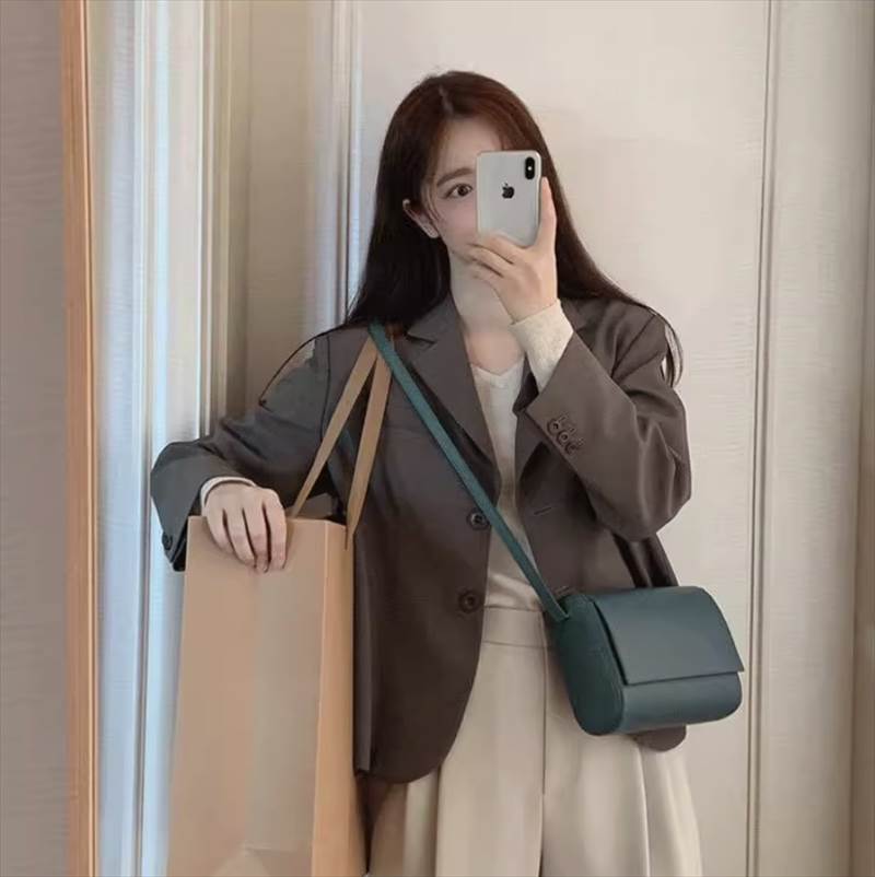 着回しの利くシックなジャケットが登場しました！これ一枚で、オフィススタイルからデートまで様々な場面で活躍すること間違いなしです。シンプルなデザインながらも、ディテールにこだわり、大人可愛い雰囲気を演出しています。色展開 グレー ブラックサイ...