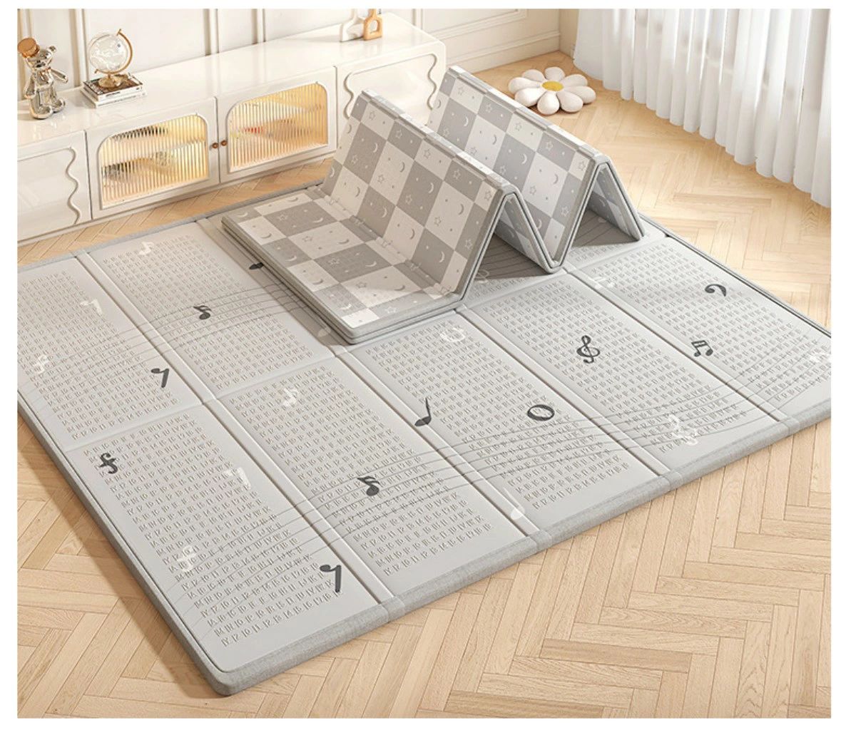 【商品仕様】 〇サイズ：180cm×200cm 〇バリエーション：スター2cm／アニマル2cm／スター1.5cm／アニマル1.5cm 〇素材 本体：XPE 〇重量 2cm：2kg 1.5cm：1.6kg 〇セット内容：マット本体 〇お手入れ方法：水洗い、水拭き可能。水分はよく拭き取ってください。 〇ご注意 ・寸法は個体により若干の誤差がある場合がございます。 ご使用のモニター環境により色味が若干異なる場合がございます。 ・サイズは個体により5cm前後の誤差がある場合がございます。予めご了承ください。 ・ペン先などの鋭利なものを刺すと商品が破損します。商品のお取り扱いにはご注意ください。 ・このマットは非常に柔軟で軽量なXPE素材を使用しています。 商品の特性上、乗ったり重い物を置いたり、折り畳みを繰り返すと、シワや跡が残ることがあります。予めご了承ください。 【厚みが選べる折りたたみプレイマット】 厚みは1.5cmと2.0cmから選べます！ 1.5cmは程よい厚みで持ち運びや収納にも便利で人気です。 耐衝撃性やしっかり防音したい場合には、2.0cm厚みで音を気にせず子供達を遊ばせることができます。 【バイアス加工で耐久性UP】 バイアス加工を施しているため、マットが分離しにくく耐久性UP。 長くご使用いただくことが可能です。 【リバーシブルで2種類のバリエーション】 どんなお部屋にもコーディネートしやすいナチュラルカラーの「スター」 子供達の大好きなお部屋も明るくなる動物柄の「アニマル」の2種類をご用意しました。 リバーシブルの柄を利用して指差し遊びなどもでき、お子様との楽しい時間を演出します。 【防水性に優れたXPE素材でお手入れ簡単】 XPE素材は吸水しない素材で、衛生的で高密度、耐衝撃性に強く断熱性に優れています。 防音対策にもおすすめで、お子様を怪我の心配なく遊ばせることのできる素材です。 ■滑りにくい凹凸加工 プレイマットには凹凸加工を施しているため、滑りやすい幼児期の赤ちゃんの歩行をサポートすることができます。 柔軟で弾力性があり、押しつぶしても元の形状に戻りやすい特徴があります。 ■防音対策にもおすすめ 雨の日も室内で思い切り遊ばせてあげたいけれど、飛んだり跳ねたりした時の音が気になる…。 そんなご家庭にもおすすめです。 マット運動など、お子様の体力作りにもぜひプレイマットをご活用ください。 ■年中使える断熱性のある素材！ クッション材や断熱材として活用されるXPE素材は年中通してお使いいただくことが可能です。 床暖房の上にも敷いてお使いいただくことができます。 ■軽量でコンパクトで収納しやすい XPEは非常に軽い素材です。そのため、大きな面積のプレイマットも楽々移動させることができます。 また、コンパクトに収納できるため、押入れや隙間収納にも便利で場所をとりません。 ■様々なシーンで利用可能 XPE 材料はポリエチレン分子を架橋することによって作られ、熱、化学薬品、物理的損傷に対する耐久性があります。 そのため、室内のみならず、屋外（運動会、お花見、野外イベント、キャンプ）などにお使いいただくことも可能です。 注意事項 写真は実物と同じように撮影されます。撮影中の光とモニターの解像度が異なるため、多少の色の違いは品質上の問題ではございませんので、予めご了承ください。 お問い合わせとメールを承りますので、質問や苦情を相談して有効に解決しましょう。必ず責任を持って最後までご対応致します。勝手に悪いレビューをしないでお願い致します。 環境配慮と迅速なお届けのため、簡易包装で発送しております。運送事故により箱が潰れる可能性がございます。万が一不具合やご不明点がございましたら、どうぞお気軽にご連絡ください。誠意をもって対応させていただきます。 ※配送または仕入状況により商品の箱に凹み、スレ等がある場合がございます。パッケージ不良による交換返品は対応出来かねますので、ご了承をお願いします。 ※手動測定による1~2cmの誤差を許容してください。ご理解いただきありがとうございます ※輸入品の為、多少の汚れ、スレがある場合がございます。(製品の動作に問題ございません。) ※取り扱い上のご注意をよくお読みの上ご使用下さい。 ※当商品を使用した際に起こった事故ならびに損害等については一切の補償をいたしかねます