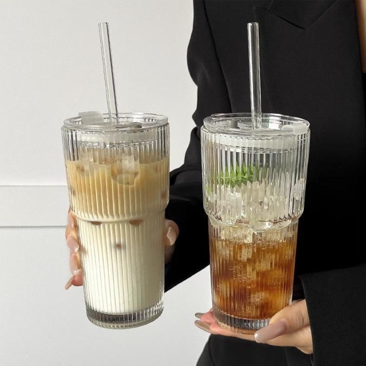 おいしいジュースやコーヒーをより楽しく楽しめるストロー付きグラス。夏にビール、冷たい麦茶、コーヒーフロートに。大きな注ぎ口のデザイン、あらゆる種類の飲料に適しています。ソフトドリンクやお茶・カクテルなどお好きな飲み物をどうぞ。シンプルでどんなシーンにもびったり馴染みます。丈夫で扱いやすいので、家庭用としてだけではなく、飲食店などでも幅広く使われています。大好きな家族や友たちの誕生日祝いにもぴったりです。※ご注意：これは冷たいカップですから、高温の液体は入れないでください！ サイズ 550ml サイズについての説明 サイズ：550ml、重さ400g。 素材 合成ガラス 色 透明（カップ+蓋+ストロー） 備考 ●サイズ詳細等の測り方はスタッフ間で統一、徹底はしておりますが、実寸は商品によって若干の誤差(1cm～3cm )がある場合がございますので、予めご了承ください。 ●製造ロットにより、細部形状の違いや、同色でも色味に多少の誤差が生じます。 ●パッケージは改良のため予告なく仕様を変更する場合があります。 ▼商品の色は、撮影時の光や、お客様のモニターの色具合などにより、実際の商品と異なる場合がございます。あらかじめ、ご了承ください。 ▼生地の特性上、やや匂いが強く感じられるものもございます。数日のご使用や陰干しなどで気になる匂いはほとんど感じられなくなります。 ▼同じ商品でも生産時期により形やサイズ、カラーに多少の誤差が生じる場合もございます。 ▼他店舗でも在庫を共有して販売をしている為、受注後欠品となる場合もございます。予め、ご了承お願い申し上げます。 ▼出荷前に全て検品を行っておりますが、万が一商品に不具合があった場合は、お問い合わせフォームまたはメールよりご連絡頂けます様お願い申し上げます。速やかに対応致しますのでご安心ください。
