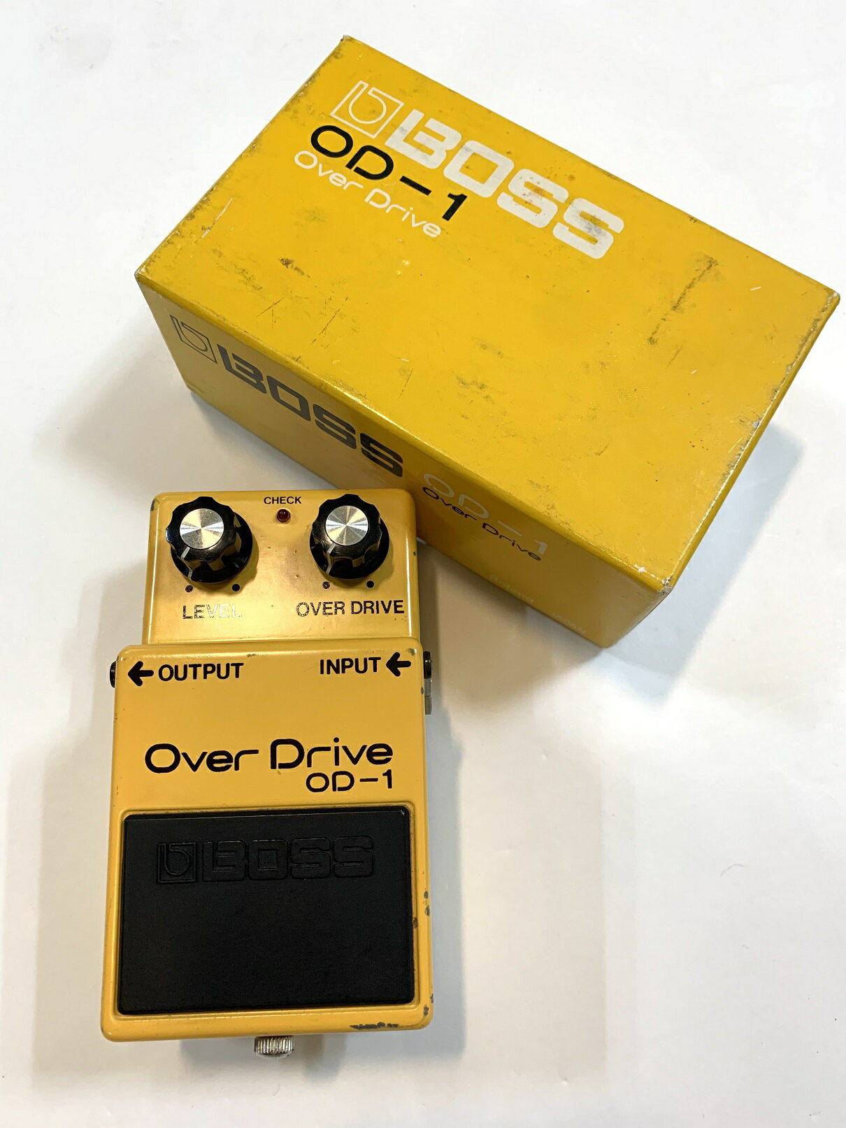 ※こちらは中古品になります。 BOSS OD-1 シリアルから1980年製のものになります。 希少な銀ネジのモデルで、オペアンプにはJRC4558D艶有が使用されております。 状態:　　入荷時にはガリが見受けられましたが現在は問題なく動作しております。 付属品:　箱、説明書。 中古品のため3か月間保証になります。 沖縄などの離島の場合別途送料がかかります。ご了承ください。 商品についてご不明な点等ございましたらお問い合わせください。