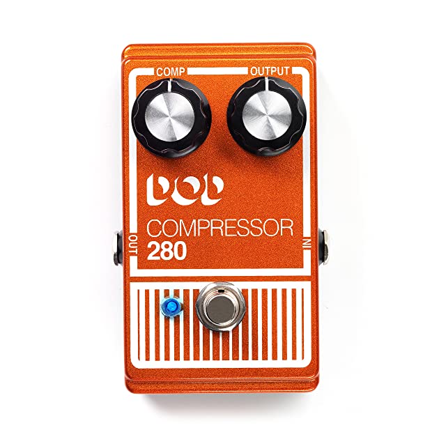 DOD Compressor 280は、フレッシュ・スクイーズ感覚のコンプレッサーです。 ソロでもコードワークでも、ワイルドなピークにコンプレッションを掛けることにより、サウンドの粒立ちを揃えダイナミクスに抑えることができます。 オープンストリングでもヴォリュームの変化を最小に抑えることが可能で、カントリーのようなクリア・サウンドからスタッカートなドライビング・サウンドまで、演奏スタイルを問わずピッキングアタックと均等なレベルを保つ効果を約束します。 また、楽器の持つダイナミックレンジをコントロールすることができます。ダイナミックレンジにコンプレッションを掛けてソロのサスティーンを長くしてタイトにし、その後に接続したエフェクトやアンプのクリップを防ぎます。 DOD Compressor 280は、トゥルー・バイパスですので、エフェクト・オフ時にオリジナル信号を劣化させることもありません。 軽量なアルミニウム製のシャーシは持ち運びにも便利です。エフェクトボードにおける接続もシンプルに配置できます。 9V電池、アダプター駆動