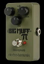 Overview 長年に渡る数多くのリクエストに応え、Green Russian Big Muff が Nanoシリーズのパッケージで復刻しました。カルト的な人気を誇る Green Russian Big Muff は1990年代半ばに登場し、衝撃を与えました。それ以来、圧倒的なローエンドと USメイドの Big Muff とはまた違った独特なサウンドは、ギタリスト／ベーシストによって語り継がれていきました。Green Russian Big Muff はレンジの広いトーンコントロールを備え、そのサウンドは紛れもなく Big Muff のサウンドなのです。 Specs 1990年代半ばから2000年頃まで製造されたロシア Sovtek社時代の "Green Russian Big Muff" の回路を完全踏襲。 オリジナル Green Russian Big Muff Pi を彷彿とさせるアーミーグリーン・カラーを再現。 オリジナルにはなかった DCジャックを搭載。 エフェクトボードに入れやすいコンパクトな Nanoシリーズボディ。 電源： 9Vバッテリー(006P) or 9VDC センターマイナスアダプター JP9.6DC-200