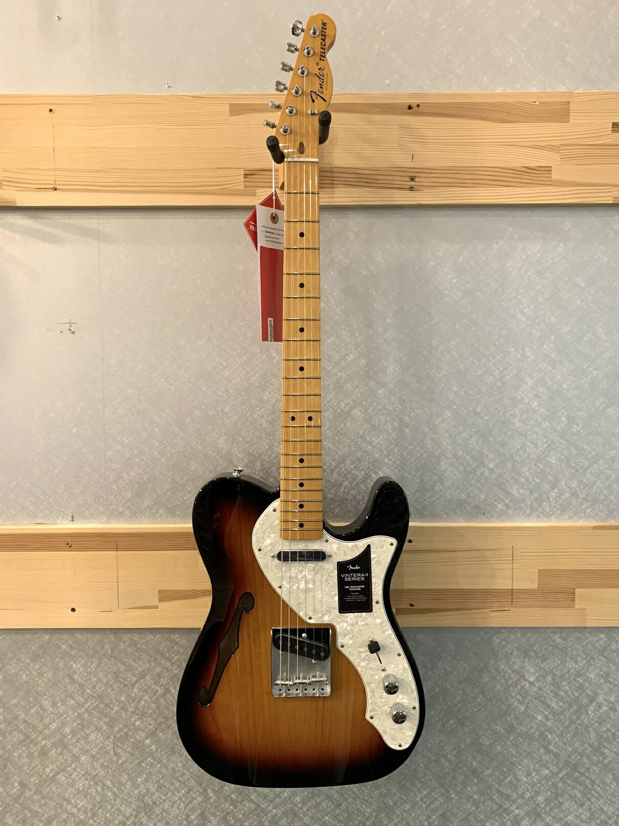 ※こちらの商品は店頭で展示販売しています。 Vintera® II 60s Telecaster® Thinlineは、60年代のタイムレスなサウンドを現代に蘇らせ、フェンダーならではのアイコニックなルックス、インスピレーション、比類ないトーンを提供します。 Vintera® II 60s Telecaster® Thinlineは、セミホロウのアッシュボディとメイプルネックを採用し、パンチと透明感に溢れ、アコースティックでオープンな響きと深みを持つクラシックなフェンダートーンを実現します。60年代後期の"C"シェイプネックは、心地よい丸みを帯びた直感的で心地良い演奏性を提供し、7.25インチラジアス指板とヴィンテージトールフレットにより、大胆なベンディングや繊細なビブラートが可能で、ヴィンテージの快適さが得られます。ヴィンテージスタイルの'60sピックアップは、煌びやかさと生き生きとしたトゥワングを提供します。ヴィンテージスタイルのチューニングマシンは、クラシックなルックスに加え、より細かいギア比とチューニングの安定性を向上させます。 当店で動作確認しており、不具合はございません。 新品での販売になります。メーカー保証1年間。 純正ソフトケース付属 沖縄などの離島の場合別途送料がかかります。ご了承ください。 商品についてご不明な点等ございましたらお問い合わせください。 ボディ：　　　アッシュ ネック：　　　メイプル 60'sCシェイプ 指板：　　　　メイプル 指板R：　　　7.25 フレット：　　21F vintage tall 塗装：　　　　グロスポリエステル ナット：　　　Synthetic Bone ナット幅：　　42mm ピックアップ：Vintage-Style '60s Single-Coil Tele 重量：　　　　2.8kg