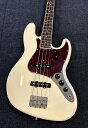 ※こちらの商品は店頭で展示販売しています。 Fender American Vintage II 1966 Jazz Bassはネックのバインディングとパドルペグが特徴的な66年ジャズベースの当時の仕様が忠実に再現されたモデルです。 快適な1966 "U"シェイプのメイプルネックを採用したAmerican Vintage II 1966 Jazz Bassは、20本のヴィンテージトールフレットを配した7.25インチラジアスラウンドローズ指板で、まるで1966年に舞い戻ったかのような当時の楽器の演奏性を彷彿させます。 ホワイトネックバインディング、パールドット、マスタートーン付き2ボリュームコントロール、4plyべっ甲柄ピックガードなど、1966 Jazz Bassならではの特徴を備えています。 本機搭載のPure Vintage '66 Single-Coil Jazz Bass®ピックアップは、その名の通り、当時のビンテージサウンドを純粋に再現したピックアップとなっております。 フィニッシュはボディネックともに高級塗装であるニトロセルロースラッカー仕上げになっており、経年変化とともに味の出る質感がお楽しみいただけます。 当店で動作確認しており、不具合はございません。 新品での販売になります。メーカー保証1年間。 純正ハードケース付属 沖縄などの離島の場合別途送料がかかります。ご了承ください。 商品についてご不明な点等ございましたらお問い合わせください。 ボディ：　　　アルダー ネック：　　　メイプル 指板：　　　　ローズ 指板R：　　　7.25R フレット：　　20 ボディ塗装：　Gloss Nitrocellulose Lacquer ネック塗装：　Nitrocellulose Lacquer ナット：　　　Bone ナット幅：　　38.1mm ピックアップ：Pure Vintage '66 Single-Coil Jazz Bass® 重量：　　　　4.0kg