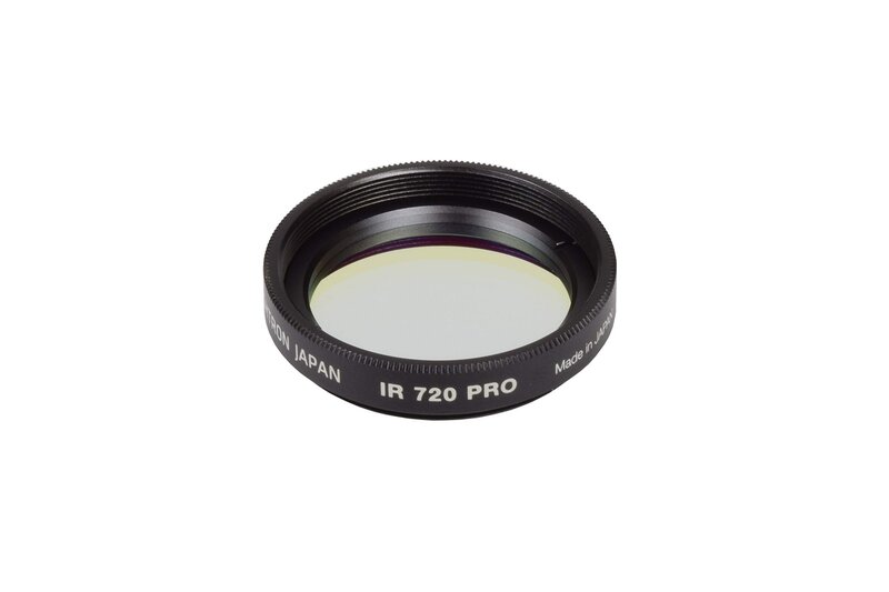 IR720 PROは720nm以上の近赤外線を透過させるIRパスフィルターです。 可視光をカットし近赤外線を透過させますので、Hα領域の撮影や惑星撮像時にL画像の代わりに使用することで惑星表面の模様を強調して捉えることができます。可視光をカットして近赤外線のみ透過させますので、コントラストが高く、シーイングの影響を軽減したシャープな画像を捉えることを期待できます 基板には合成石英ガラスを採用。通常使用する光学ガラスより強度があり、耐熱性に優れているため、コーティング時の歪みが通常より更に小さく、蒸着の安定性と面精度に優れます。 一般的なIRパスフィルターは色ガラスのフィルターであることが多いですが、IR PROシリーズのフィルターはすべて高精度な蒸着フィルターのため、高い倍率での惑星撮影時でもフィルターによる像の悪化を最小限に抑えます。 サイズはZWOやQHYなどのCMOSカメラでの撮影に便利なアメリカンサイズ(31.7mm)