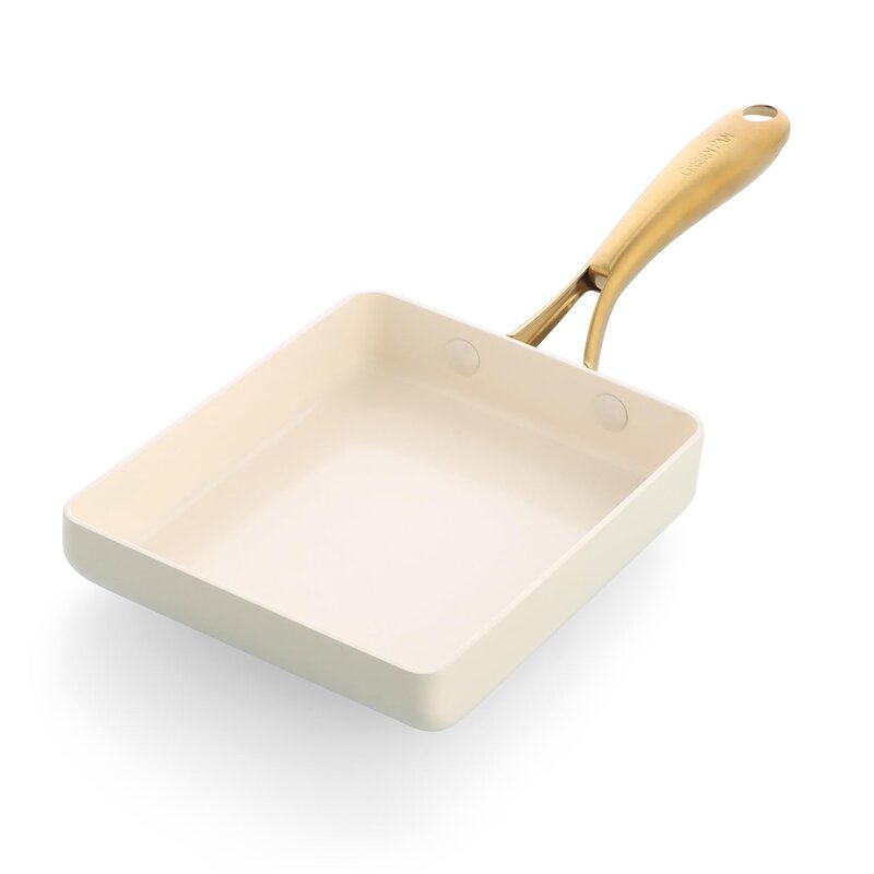 サイズ/全長36.6×幅14.6×高さ7.8×深さ3.3cm ガス火・IH(200VHI対応)使用可能 推奨余熱時間目安/40秒~1分程(中火) ゴールドハンドルの華やかな見た目が美しい、耐久性・安全性にもこだわったStudioコレクション。ハンドルが中空になっているので軽く調理やお手入れをしやすい点も嬉しいポイント。 だし巻き卵や厚焼き卵を作るときに、少ない卵でも厚みが出しやすく、一人分のオムレツもコンパクトに焼くことができます。スクランブルエッグも簡単に作れて、ソーセージやベーコン、目玉焼きなどの朝食メニューを手軽に調理可能。小型サイズなので、調理スペースを無駄にせずに少量の食材を効率よく焼けます。食パン1枚がぴったり収まるので、トーストをフライパンで焼くのにも便利。ホットサンドやフレンチトーストも長方形の形を活かして調理しやすい。少量の調理が得意なエッグパンは、お弁当のおかずを1品ずつ手軽に作るのにも最適。 良質な食材を選ぶように、調理器具にもこだわって欲しい。グリーンパンは世界で初めてフッ素樹脂を使わないノンスティック(こびり付き防止)クックウェアを開発したベルギーのブランド。PFOAをはじめ、その他のPFAS、鉛、カドミウムなど有害物質を一切使用していない環境・人体に配慮した素材です。