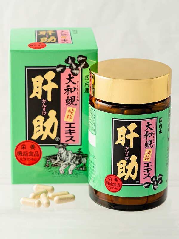 原材料名:ヤマトシジミ抽出エキス粉末(国内製造)/HPMC ※原料の大和しじみは全て国内産です。 栄養成分表示(3~10粒0.6g~2.0g中):熱量 2~6.8kcal、たんぱく質 0.15~0.51g、脂質 0~0.01g、炭水化物 0.35~1.17g、ナトリウム 2.2~73.5mg、(食塩相当量 0.06~0.19g)、ビタミンB12 1.57~5.24μg アレルゲン:該当無/28品目中