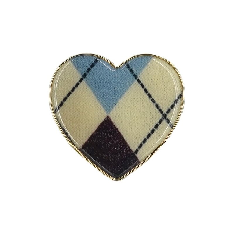 セット内容:本体・専用フィルムシール 材質:エポキシ サイズ:50x50mm 本体重量:11.9g パッケージサイズ: 80x160x30mm パッケージ込み重量:36.2g 生産国:韓国 ※ケースは付属しません。 ※本製品ご使用における人体・スマートフォン本体を含む持ち物・データなどの損傷、損失、紛失に対し、一切の責任を負いかねます。 ※スマートフォンやケースの重量、形状、材質により貼り付け強度に差が生じます。