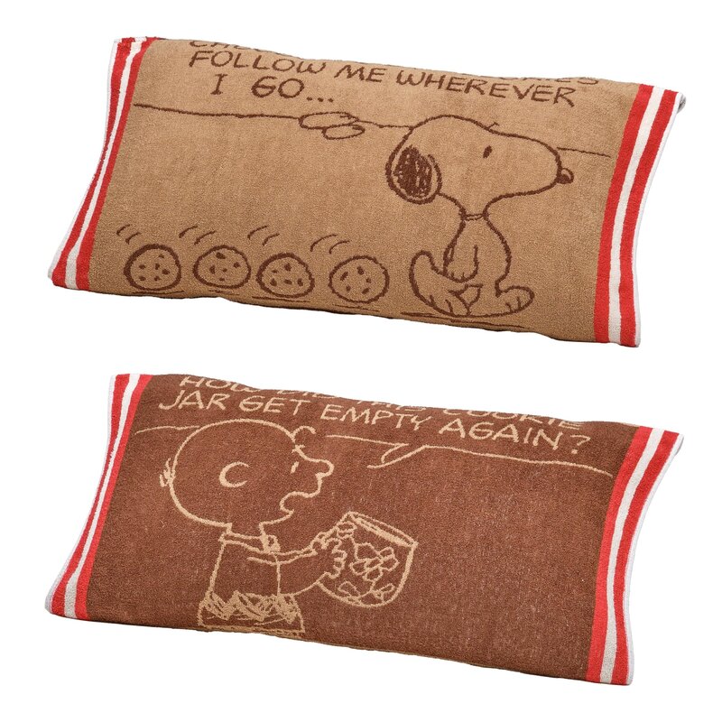 (C) 2026 Peanuts Worldwide LLC サイズ:34×64cm 【組成】綿98% ポリウレタン2% 生産国:中国 スヌーピーの大好きなチョコチップクッキーにまつわるデザインの、のびのびピローケース。 にまつわるデザイン 伸びる素材なので、多彩なサイズ・かたちの枕にのびのびフィット。筒状になっているので取り付けも簡単です。 肌触りのよいパイル地を使っているのでふんわり柔らか。お好みや気分に合わせてお使いいただける、裏表でデザインが違うリバーシブルタイプ。 Ag(銀イオン)抗菌加工でイヤなにおいを軽減。ご家庭の洗濯機で洗えるのでいつでも清潔にお使いいただけます。(洗濯ネット使用)