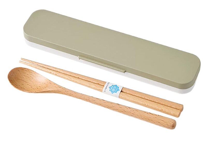 本体サイズ:(ケース)約4.6×19.3×1.8cm、(箸・スプーン)約18cm 本体重量:約60g 素材・材質:(ケース)A、(箸)木[抗菌塗装・食洗対応]、(スプーン)木 原産国:(本体)日本、(スプーン)中国 食器乾燥機:箸のみ可