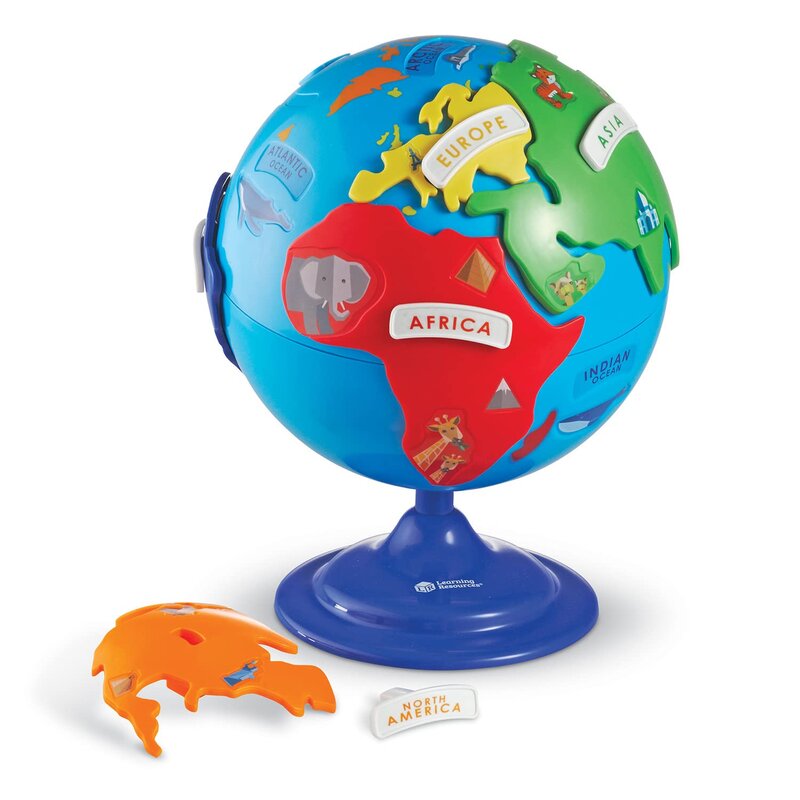 世界80カ国以上で愛されるラーニング リソーシズ (Learning Resources) 社の3歳から使える初めての地球儀「Puzzle Globe」。まずは子どもに地球儀への興味を持たせたいとお考えの方向けのシンプルで楽しい地球儀です。 直径20cmの小さめサイズの地球儀は、小さなお子さまにちょうど良いサイズ。地球儀の形から予測して正しくピースをはめることで、空間認識力と手指の運動能力を伸ばし、カラフルなピースは色を識別することに役立つ知育玩具です。 アクティビティガイドでは、世界の様々な動物、歴史的建造物などたくさんの豆知識を紹介。カラフルな大陸のパズルピースをはめ込みながら、地球儀と一緒に親子で楽しく世界を大冒険しましょう! パッケージサイズ : 約 幅 23cm x 高さ 28cm x 奥行 20.5cm / 本体サイズ : 約 幅 20cm x 高さ 26.5cm x 奥行 20cm 対象年齢 : 3歳以上 / 日本語アクティビティガイド付き / お誕生日やクリスマスなど特別なプレゼントにも喜ばれます。 安全警告 小部品があります。誤飲・窒息の危険がありますので、3歳未満のお子様には絶対に与えないでください。