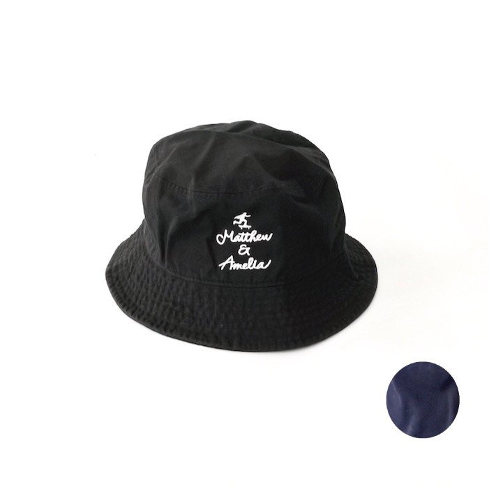 【 Color 】 (BLACK) (NAVY)今シーズンのファッションからもハズすことのできない人気のバケットハット。 フロントトップにブランドロゴが刺繍されたバケットハットはコーディネイトを選ばないネイビーカラーで男女どちらも着用可能なユニセックス対応です。この夏のあなたのワードローブにぜひ。(ボディ new hattan) Brand Matthew & Amelia マシューアンドアメリア スケートを通じて出会った2人が2015 夏よりスタートさせた大人のためのリラックスストリートウェアブランド。 商品説明ブランドMatthew & Amelia カラーBLACK / NAVYサイズONE（頭周り58cm 高さ8cm ツバ6cm） 素材綿 100%配送方法宅配便 / メール便注意 ◆サイズはあくまでも目安です。物により多少の個体差がございます。◆プラウザにより色の出方が多少異なる場合がございます。 ◆こちらの商品は海外生産のため、多少の織キズ、織ムラ、色ムラがある場合や縫製の甘い箇所がある場合がございます。予めご理解、ご容赦くださいますようお願い致します。