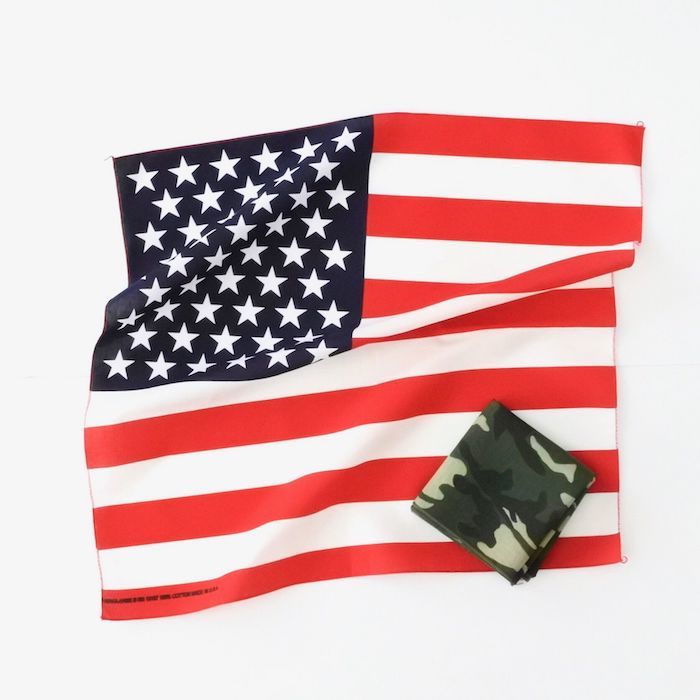 この商品は HAV-A-HANK ハバハンク バンダナ bandana（American Flag ＆ Camouflage）ハンカチ アメリカ製 プレゼント ギフト レディース メンズ ポイント バンダナと言えば発祥の地MADE IN USAらしいアメリカンフラッグ＆カモフラージュ柄 【アメリカらしい無骨な作りが魅力のコットン100%の大判バンダナ！！】 HAV-A-HANK ハバハンクのバンダナ。ハンカチとしてはもちろんのことお弁当を包むのにも大判なバンダナはぴったりです。オーバーロックステッチ仕様のアメリカらしい仕上がりになっています。使えば使うほど柔らかく馴染んでくるので経年変化も楽しめるアイテムです。 ※ こちらの商品は クリックポスト配送 (保証なし) が可能です。 発送からお届けまでに2~6日程度掛かる場合がございます。カラーアメリカ国旗カモフラージュサイズ54.5 cm × 54.5 cm素材コットン100%【注意事項】◆サイズはあくまでも目安です。物により多少の個体差がございます。◆プラウザにより色の出方が多少異なる場合がございます。◆こちらの商品は海外生産のため、多少の織キズ、織ムラ、色ムラがある場合がございます。予めご理解、ご容赦くださいますようお願い致します。◆クリックポストを選択いただいた場合は（紛失、損傷）など、いかなる場合にも一切の保証がございませんので、予めご了承の上、配送方法を選択してください。メール便配送を選択された場合は以上の注意点をすべて承諾頂いたものと致します。 ショップからのメッセージ コットン素材で使い込むほどに良い雰囲気になります！デニムの後ろポケットからのぞかせてコーディネイトのポイント使いにもおすすめです！！ 納期について 【在庫確認後】1~2営業日以内に発送いたします。 4