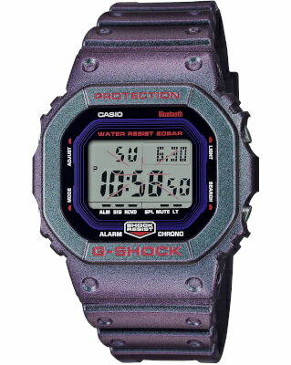 1983年の発売以来、飽くなき強さを求めて進化を続けるタフネスウオッチG-SHOCKから、アクションやシューティングゲームで高得点を狙うチャレンジ精神を表現したAim High seriesです。ハイスコアを目指すチャレンジ精神をイメージし、常に変化する状況を見る角度によって色が異なるパープルの偏光塗料を使って表現しました。また、敵を狙うターゲットスコープをオレンジの挿し色や液晶画面のグラフィックに落とし込んだ、遊び心のある未来的なデザインです。 ●20気圧防水 ●耐衝撃構造（ショックレジスト） ●モバイルリンク機能（対応携帯電話とのBluetoothR通信による機能連動） ●ワールドタイム：世界38都市（38タイムゾーン、サマータイム自動設定機能付き）＋UTC（協定世界時）の時刻表示、ホームタイムの都市入替機能 ●ストップウオッチ（1/100秒（1時間未満）／1秒（1時間以上）、24時間計、スプリット付き） ●タイマー（セット単位：1秒、最大セット：24時間、1秒単位で計測） ●時刻アラーム5本・時報 ●フルオートカレンダー ●12/24時間制表示切替 ●操作音ON/OFF切替機能 ●日付表示（月日表示入替） ●曜日表示（英・西・仏・独・伊・露の6ヶ国語切替） ●LEDバックライト（オートライト、スーパーイルミネーター、残照機能、残照時間切替（1.5秒/3秒）付き） ●精度：平均月差±15秒 ●電池寿命：約3年 ※ スマートフォンと連携しない場合は、通常のクオーツ精度（平均月差±15秒）で動作します。 ●ケース・ベゼル材質：樹脂 ●無機ガラス ●樹脂バンド（対応する腕回り）：145～205mm ●サイズ（H×W×D）／質量：48.9×42.8×13.4mm/53g