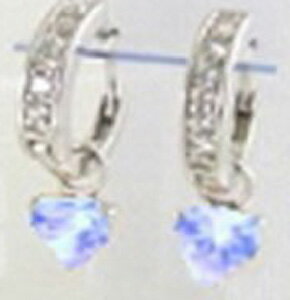 フェミニンなデザインにピュア（天然）なジュエリーをあしらったキュートなアクセサリーです。ドレスアップしている時だけでなく、オフィスやアフター5を華やいだ気分で過ごしたい時にも素敵にあなたを演出してくれます。 世界各国の宝飾店約830社が集い開催される国際宝飾展にて、日本ジュエリーベストドレッサー賞受賞者への贈呈ブランドとして、その年の話題の芸能人に贈呈されることでも有名なアクセサリー「PURE DAYS（ピュアデイズ）」。いつまでもピュア（純粋）な気持ちを忘れずにいられるように！という願いから、ピュアデイズのアクセサリーにはいつもまでも輝きが保てるロジウムコーティング処理がほどこされています。 （付属品） 1.ギャランティーカード 2.専用ジュエリーボックス 3.ペーパーバッグ　