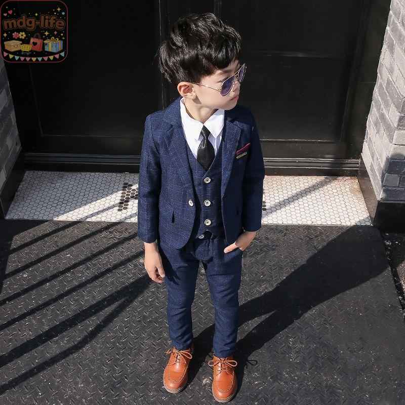 商品詳細 商品 内容 男の子 スーツ キッズ 商品 特徴 フォーマルにもおでかけにもOK綿なのでベビー・キッズのお肌にも安心 お子様の晴れ舞台に大活躍間違いなしの男の子スーツ色んなフォーマルシーンで活躍する、セットアップスーツ。卒業式、入学式、誕生日、パーティー、七五三、発表会等お子様の晴れの舞台に是非、お使い下さいませ。 仕様 ★商品内容：ジャケット＋＋パンツ＋ネクタイ＋蝶ネクタイ＋ピンバッジ ★素材：棉・ポリエステル ★色：ブルー、パープル ★サイズ：90cm、100cm、110cm、120cm、130cm、140cm、150 モデルさん：身長114CM　体重15KG　着用サイズ100 写真撮り：100サイズ　普段着110サイズ 平置きの採寸となりますので、多少の誤差についてご容赦ください。 具体的サイズは以上に参考してくださいませ。