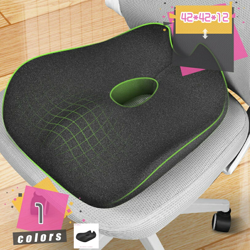 メイン素材：ポリエステル【人間工学に基づいたデザイン】シートクッションは中空設計で通気性を高め、圧迫点を効果的に緩和します。オフィスで長時間座っている方に最適です。【視界アップ】カーシートクッションは短い方に最適です。 厚めのカーシートパッドはシートライザーとして機能し。自然に座高を上げて視界を確保し、安全な運転をサポート。【滑り止め・洗えるカバー】底面には滑り止め加工を施し、使用中のクッションのズレを防ぎます。カバーはファスナー付き、万が一汚れてしまったら取り外して洗濯できます、いつでも清潔をキープします。【理想の座り心地】毎日のデスクワークや長距離運転などが多い方、立体設計と低反発素材により、腰とお尻に理想的なサポートを提供するサポートクッションです。一日中快適に過ごしたい方に最適な一枚。【多彩なシーンで活躍】オフィスチェア、車椅子、自動車のシートなど、あらゆる座面にご利用いただけます。父の日や母の日、誕生日などの贈り物としても喜ばれる、実用的な健康グッズです。【商品仕様】 製品名：車用シートクッション /座布団 ● 長時間の運転でも疲れにくい車用シートクッションです。 ● シートに置くだけで、運転姿勢が自然に整う設計です。 ● 視界を確保したい方や、シートが低いと感じている方に最適です。 ● 裏面には滑り止め加工を施しており、運転中のズレを防止。 ● ドライバーから同乗者まで、すべての人に優しいクッションです。 ● 見た目はシンプルながら、機能はしっかり。車内に自然になじむデザインで、違和感なく使えます。 ご注意： ※ サイズ表記は目安です。若干の誤差(約1 - 2cm前後)がある場合がございます。誤差はご了承ください。 ※ ご覧のモニターの環境、撮影環境により実物と色味が異なって見える場合が御座います。 キーワード： 車用クッション 低反発 クッション 運転席用 ドライバー 厚め 快適サポート トラック/車/オフィス対応 シートクッション 体圧分散 通気性 オフィス・在宅ワーク・車用 ギフト対応 椅子 座布団 快適な座り心地 チェアパッド 滑り止め オフィスチェア 車椅子 自動車用 自宅用 父の日 母の日 誕生日プレゼント 車 カーシートパッド 運転席 カークッション ざぶとん 運転 お尻が痛くならない お尻クッション 蒸れない 自動車 椅子用 自宅 ギフト 四季通用 長時間座れる お尻に優しい 車/自宅/オフィスチェア用パッド本ページの内容はあくまで参考資料です。実際の商品を必ずご確認くだカーシートカバー 軽自動車 防水 かわいい おしゃれ ベンチシート 座面 後席 洗える チェック 前席用 半包みタイプ 滑り止め付き 通気性抜群カーシートカバー 無地 ブラック 車用 座布団 運転席 助手席 後席用 メッシュ素材 シートプロテクター 汚れ防止 洗える 撥水 ズレ防止シートカバー 車 後部座席 防水 伸縮 運転席 かけるだけ 汎用 普通車 かわいい 座面 座面のみ レザー 軽自動車 シートクッション おすすめ座布団 お尻が痛くならない 洗える 床 丸 厚め 日本製 車 女性 大きい 持ち運び お尻が痛くならない円形 お尻に優しい 体圧分散 綿 グレー