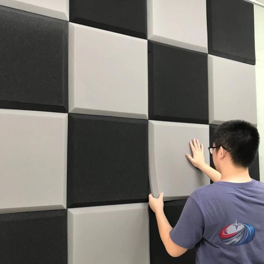【カラー】ブルー、パープル、ブラック、グレー、イェロー、レッド状 態:新品未使用xカラー:画像参照（6色選択可能)x素材:ゴム、スポンジxサイズ:50x50x5cmx厚さ:5cmx重さ:6kg＃注意事項＃・初期不良の場合は無料で部品交換致しますのでご安心ください。・使用に支障ない細かな傷・外箱汚損等御理解を願います。吸音：部屋の中で出した音が遮音などで外に伝わらず跳ね返ってきた反響音を吸収するもの遮音：伝わってくる音を遮ること。部屋の中や外からの音を通さない効果がある裏面は粘着付ですので、離形紙を剥がして音を軽減させたい部分に直接貼れますので施工がとても簡単です！家庭でも簡単に使用できる吸音材です。壁に固定するための付属品はありません。騒音対策に役立つ！特にマンションやアパート住まいの方、または小さなお子さんのいる家庭などにとっては騒音による苦情やトラブルは避けたい。壁や外に伝わる騒音や振動を軽減して今までよりも静かに保ちたい。