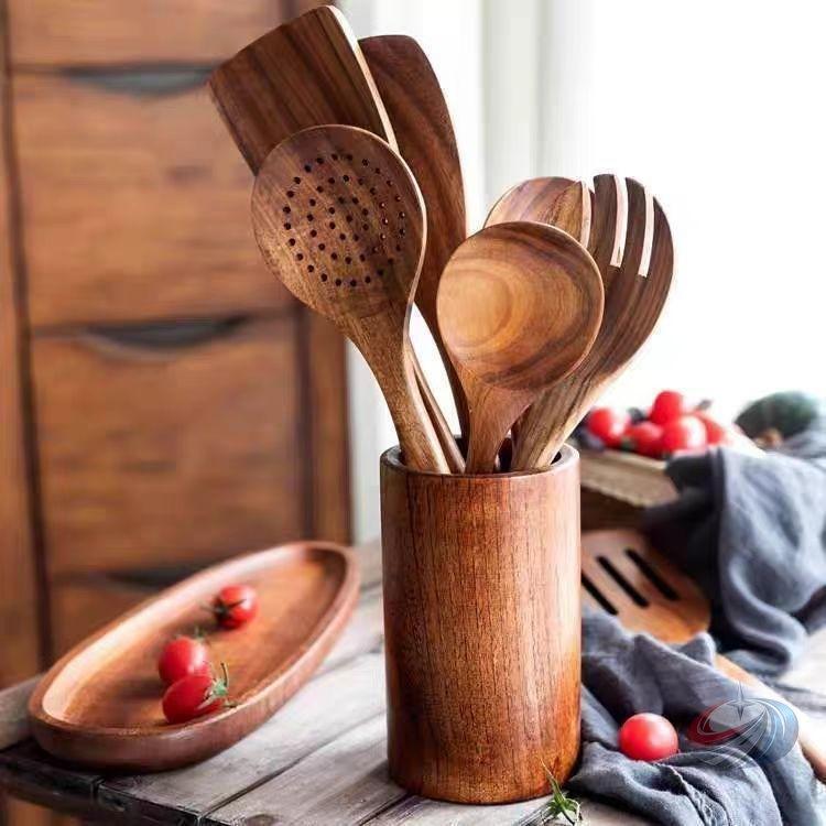 【調理用木製スプーン】木製キッチン用品セットは、天然チーク材から作られ、100%手作りで割れにくく、環境に優しい、耐久性があり、お手入れも簡単です。 この調理器具セットは焦げ付き防止調理器具に適しており、料理の助けになります。【木製スプーン】料理セットのハンドルは完璧に磨かれており、滑らかで軽量、頑丈、コーティングなし、持ちやすいです。 シリコン製調理器具のように溶ける心配はなく、竹のスプーンやスパチュラのように割れてしまいます。【木製調理器具】この木製キッチンツールセットには、ショベル、スープスプーン、フィルタースプーン、ミキシングスプーン、パスタサーバーとストレージバケツが含まれており、ミキシングから料理まで、すべてのキッチンニーズに対応します。 サスペンションホール設計により収納が簡単です。【木製へら】このキッチン調理セットは、焦げ付きにくい調理器具、鋳鉄製ポット、中華鍋に適しており、鍋を傷つけません。 この環境に優しい調理器具は、簡単に使用でき、お手入れできます。 女性、母、祖母への新築祝いに最適です。【木製調理器具】料理を便利かつ楽しくするため