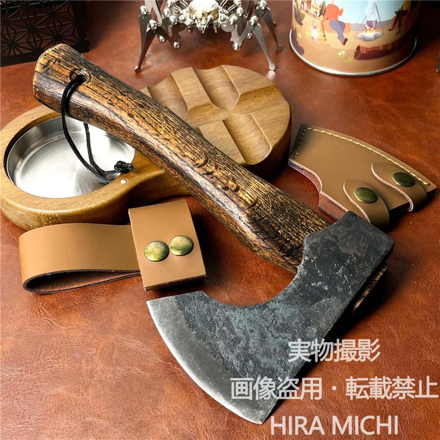 ★商品の状態★使用状況・新品未使用手作りミニハンドアックス（本革鞘付属）? 材質：刃部：高炭素鋼（鍛造仕上げ、鋭い切れ味）柄部：天然木（杢目が美しく、握りやすい形状）鞘：本革製（真鍮ボタン留め＋縫製仕上げ）紐：ナイロンコード（落下防止用）? サイズ（目安）：全長：約 27cm刃渡り：約 14cm重量：約 798g（鞘含む）? 特徴：? 職人手作りによる一点もの → 工業製品にはない温かみと個性? 本革鞘で安全保管可能 → 持ち運びや飾る際も安心? 木目＋金属のコントラスト → インテリアとしても映えるデザイン? キャンプ・サバイバル・薪割り・装飾まで多目的対応推奨用途：?? キャンプ・アウトドアでの小枝処理／火起こし補助?? 書斎・リビング・バーのウォールデコレーション?? 刀剣・工具コレクター向けギフト?? サバイバルゲーム・コスプレ用小道具（※実用刃物として取り扱い注意）刃物は危険です。お子様の手の届かない場所に保管してください。使用前に必ず刃の状態を確認し、必要に応じて研ぎ直しをお願いします。鞘は固定式ではありません。抜き差しの際はご注意ください。木材の節や色ムラは自然素材の特徴であり、不良ではございません。日本国内法規に基づき、「武器」としてではなく「工具／装飾品」として出品しています。◆ ご注意事項 ◆・商品包装について商品は簡易包装にて発送いたします。破損防止のため十分配慮しておりますが、過度な梱包をご希望の場合は別途ご相談ください。・色味についてご利用のモニター環境や設定により、実際の商品と色味が若干異なる場合がございます。あらかじめご了承ください。・デザイン・仕様について製造時期により、デザインや仕様が予告なく変更される場合がございます。ご理解のほどお願い申し上げます。・サイズ・寸法についてサイズは平置き採寸での表示となります。多少の誤差が生じる場合がございます。・在庫・販売について当店では実店舗と在庫を共有しておりますため、ご注文のタイミングにより在庫切れとなる場合がございます。その際は速やかにご連絡させていただきますが、再入荷の予定がない場合は、誠に恐れ入りますがご注文をキャンセルさせていただく場合がございます。・輸送中の損傷について輸送の都合上、商品に細かなキズや擦れが生じる場合がございます。あらかじめご了承ください。・安全な使用について本製品は、用途に応じて正しく安全にご使用いただくことを前提としております。不適切な使用や危険を伴う行為が確認された場合には、法令に基づき適切に対応させていただく場合がございます。お子様や第三者の安全にも十分配慮し、正しい方法でのご使用をお願い申し上げます。