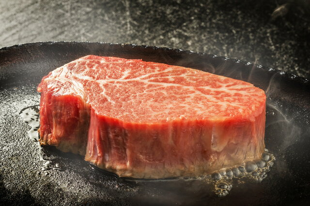＜冷凍品＞ 　ウルグアイ産　 　　　牛ヒレ(テンダーロイン）ステーキ用（赤身ステーキ） 　　　1枚/100g/ステーキ/牛肉/ステーキ肉 ヒレなのでとっても柔らかでヘルシー。赤身の美味しさは肉本来の美味しさ！ クセが無いのでどんなソースにもぴったり合います。 .※牛肉は空気に触れると赤く発色します。黒ずんで見えるところは 　　発色作用が進んでいないためで、傷んでいるのではございません。　 　1枚　100g 【パックの真空漏れについて】 冷凍肉は硬く、輸送時のゆれの摩擦等によるパックゆるみが出ることがあります。 冷凍品にはよくある現象でございます。 万全の注意を払って発送いたしますが、パックのゆるみが起きないという保障は出来かねます。 封がきちんとされておりましたら商品の品質は問題ございませんので明らかな袋破れ、袋閉じ不良以外の パックゆるみについてのご返品、ご返金はご容赦いただけますようお願い申し上げます。 商品名 ウルグアイ産　牛ヒレ(テンダーロイン）ステーキ用 商品説明 ヒレなのでとっても柔らかでヘルシー。 赤身の美味しさは肉本来の美味しさ！ クセが無いのでどんなソースにも ぴったり合います。 商品写真 規格 枚100g 配送方法 冷凍 賞味期限 120日 備考 ●保存方法：?18℃以下で保存してください。 　 関連商品米国産　牛ロース　ステーキ用　140g/米国産/アメリカ産/牛ロースス...1ポンドステーキ 牛ヒレ肉（テンダーロイン）約450g ウルグアイ産...550円4,100円オーストラリア産キューブロール ステーキ用カット 150g　赤身ステー...アメリカと言えば、リブステーキ米国産 リブロース（ステーキ用）200g...972円1,450円【10枚セット】送料無料　ウルグアイ産　牛ヒレ（ステーキ用)　100g...ステーキ ステーキ肉 2キロ ブロック (送料無料) リブロースブロッ...8,700円15,500円【2枚セット】送料無料　ウルグアイ産　牛ヒレ（ステーキ用)　100g　...【3枚セット】送料無料　ウルグアイ産　牛ヒレ（ステーキ用)　100g×...2,480円3,270円【140gステーキ用】グレインフェッドストリップロイン【オージービーフ...【5枚セット】送料無料　ウルグアイ産　牛ヒレ（ステーキ用)　100g×...637円4,850円ウルグアイ産　牛ヒレ(テンダーロイン）ステーキ用/ステーキ/牛肉/ステーキ肉 ヒレなのでとっても柔らかでヘルシー。 赤身の美味しさは肉本来の美味しさ！ クセが無いのでどんなソースにも ぴったり合います。 柔らか赤身ステーキの最高部位です。 　　　　　　　　　　　　　　　　　　 1枚100g 　　　　　　　　　　　　　　　　　　 一頭から採れる量がわずかな、最高級の部位。 赤身だけのお肉！ しっかりとした肉の味が楽しめます。 「これぞステーキ！」ヘルシーで食べ応え充分です。 　　　　　　　　　　　　　　　　　　 注1.　肉を冷蔵庫から出してすぐに焼くと、表面のみを急激に加熱することになり、 　　　　内部温度が上がらずに表面だけがこげてしまいます。 注2.　塩をふることで、焼いたときに肉の表面のたんぱく質が早く凝固します。 　　 　表面に壁ができるため、中の肉の旨みを逃さずにすむのです。 　 　　また、肉を焼く前に塩をふると、表面近くの水分によって塩が溶け、濃い食塩水の状態になります。 　 　　肉はこれを薄めようとして、更に奥の水分も引き出すため、身が引き締まり、焼きやすくなります。 注3.　 肉は最初強火で焼きますが、ずっと強火で焼いていると、 　　　 表面のたんぱく質の凝固の層が厚くなり、中まで火が通る前に、表面が焦げて、固くなりすぎてしまいます。 　　 　肉の表面にこんがりと香ばしい焼き色がついてきたら、火を 弱めて焼くようにしましょう。 (財団法人 日本食肉消費総合センター「肉を焼く」) 一頭から採れる量がわずかな、最高級の部位 非常に柔らかい赤身だけのお肉 柔らかさは保障!!（赤身ステーキ） 柔らか赤身ステーキの最高部位です。 　　　　　　　　　　　　　　　　　　 【 パックの真空漏れについて】 冷凍肉は硬く、輸送時のゆれの摩擦等によるパックゆるみが出ることがあります。 冷凍品にはよくある現象でございます。 万全の注意を払って発送いたしますが、パックのゆるみが起きないという保障は出来かねます。 封がきちんとされておりましたら商品の品質は問題ございませんので明らかな袋破れ、袋閉じ不良以外のパックゆるみについてのご返品、ご返金はご容赦いただけますようお願い申し上げます。 　 【 牛ヒレ形状について】 ヒレ肉の筋や脂を取り除いたものが写真です。 サイドマッスルはつけたままにしています。右から、テート、シャトーブリアン、フィレミニヨンとなります。お届けするヒレの形状は様々になります。何卒ご了承くださいますようお願い申し上げます。 &nbsp;&nbsp;&nbsp;&nbsp; 　 商品名 ウルグアイ産　牛ヒレ(テンダーロイン）ステーキ用 商品説明 ヒレなのでとっても柔らかでヘルシー。 赤身の美味しさは肉本来の美味しさ！ クセが無いのでどんなソースにも ぴったり合います。 商品写真 規格 枚100g 配送方法 冷凍 賞味期限 120日 備考 ●保存方法：?18℃以下で保存してください。 　