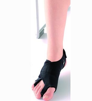 特徴 ●外反母趾・内反小趾をスムーズに強力補整する足裏ヨコアーチサポーター ●親指・小指の曲がりが気になる・指の付け根が痛い・タコやウオノメが痛い方へ ●粘弾性が有り、衝撃吸収性が高い「ソルボセイン」を使用 ●ソルボパッドが母趾・小趾を開かせ、親指の付け根と足底への衝撃を吸収します。 仕様 ●素材：本体／ナイロン・ポリウレタン、パッド／ポリウレタン樹脂（ソルボセイン） ※1枚（片足）あたりの価格です。 ※返品交換できませんのでご注意下さい。　