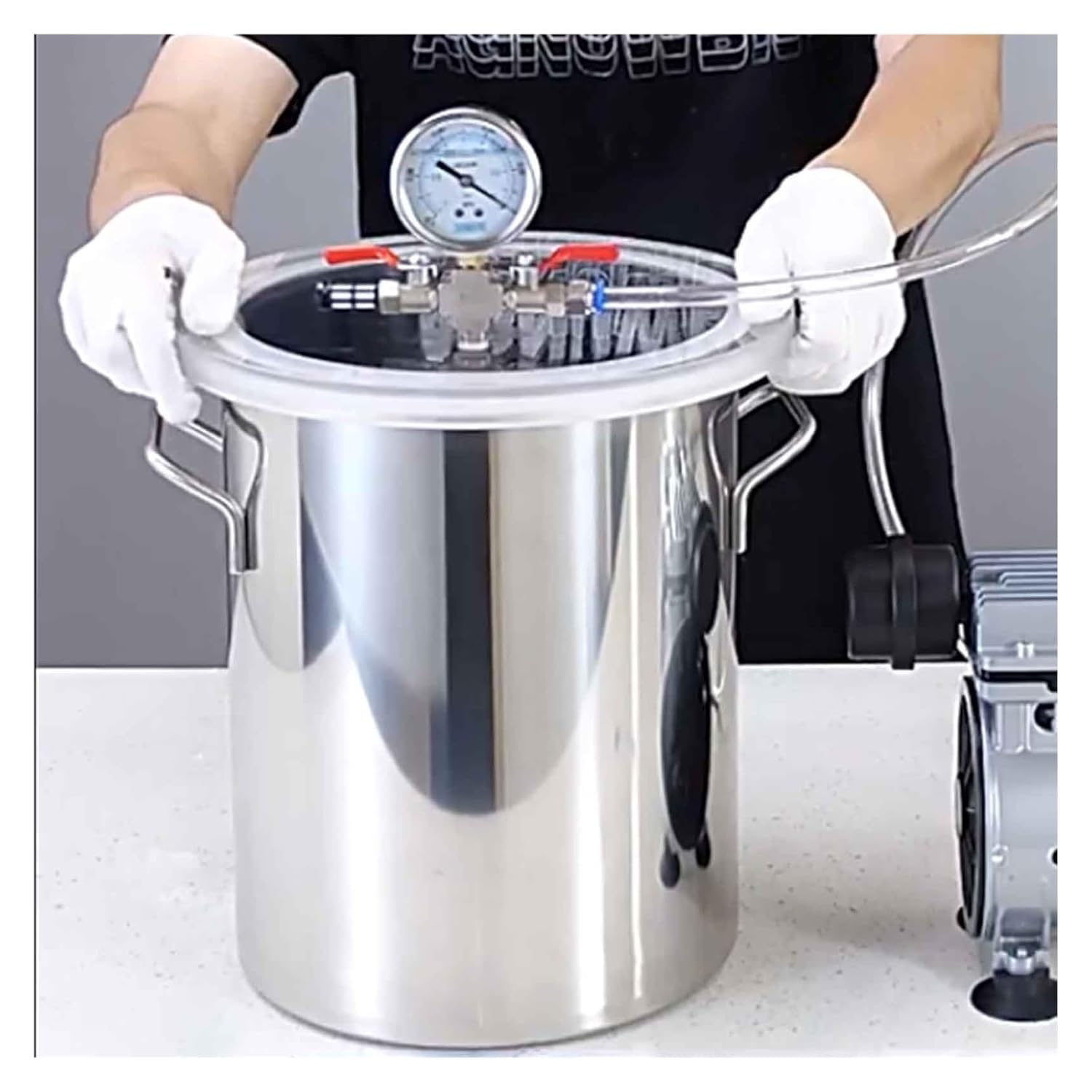 耐久性のあるステンレススチールチャンバー 容量: 6L/12L/20L/21L/35L/51L/72L/75L/100L (2Gal/3Gal/6Gal/9Gal/13Gal/19Gal/20GaL/26Gal)。 真空チャンバーは高強度ステンレス鋼 (最大 160°F までの圧力に耐えることができます) で作られており、継続的な摩耗に耐えながら優れた性能を発揮し、真空チャンバーの耐用年数を効果的に延長します。 高品質の素材は、高真空を数時間、場合によっては数日間保持できます。透明な非環状窓 20mm / 0.78インチの厚み この真空チャンバーにはオイル観察窓が付いており、オイルレベルを簡単に監視し、オイル不足を回避します。 視覚的な蓋からワークフロー全体を時間内に観察して調整できます。 また、真空チャンバーには密閉性の高いシリコンリングを採用しています。 シリコンガスケットは10,000回以上使用しても劣化しません。精密真空計（オイルは付属しておりません）圧力真空計を装備しており、ポート内の圧力値を正確に測定できます。 また、オイル注入口によりメーターの圧力を維持しクラックを防ぐことができます。 さらに、2 つのサイレンサーにより騒音が低減され、ポンプの動作がより静かになります。簡単な取り付け 特別なツールを使わずに、わずか数分で簡単に取り付けることができます。 パーツが揃っているので、必要なパーツが見つからないという心配はありません。 (ただしポンプとオイルは含まれません)複数の用途 この真空チャンバーは、ウレタン、シリコーン、樹脂鋳造、エポキシの脱気、有機材料からのエッセンシャルオイルの抽出などに適しています。木材の安定化やその他の揮発性化合物を使用する実験にも適しています。この大容量6L/12L/20L/21L/35L/50L/72L/75L/98L真空チャンバーはあなたにとって最良の選択です。 頑丈で耐久性のあるステンレス鋼の容器は、最大160°Fの圧力に耐えることができ、耐久性があり、長期間使用できます。 ポリウレタン、エポキシ樹脂の脱気、エッセンシャルオイルの抽出などに最適です。製品パラメータ:モデル: 真空チャンバーチャンバー材質: ステンレス鋼蓋の材質: 透明アクリル容量: 6L/12L/20L/21L/35L/51L/72L/75L/100L (2Gal/3Gal/6Gal/9Gal/13Gal/19Gal/20GaL/26Gal)最大動作温度: 160°Fホースの長さ: 1 メートル/3.3 フィート/39.4 インチ付属品：取付キット付属（ただしポンプ、オイルは付属しません）特徴:ステンレスチャンバー透明なガラス窓精密真空計考え抜かれた詳細パッキングリスト:1×真空チャンバー（ただしポンプとオイルは含まれません）1×シリコンガスケット1×真空計1×ホース[品質保証]：アイテムを受信したときに、あなたがどんな製品に問題がある場合は、私達に連絡することを躊躇しないでください、私たちは24時間以内に解決策を返信し、あなたを提供します。注意:1.商品のサイズは手作業で測定しているため、1〜3cmの若干の誤差はご了承ください。2.モニター、撮影光、その他の要因により、製品の色は写真と若干異なる場合がありますので、ご了承ください。3.私たちは顧客に高品質の製品と優れたサービスを提供することを目指しています。ご質問があれば、お気軽にお問い合わせください。24時間以内に満足のいく回答をさせていただきます。品質サービス:1、 当社の製品に問題がある場合は、お気軽にお問い合わせください。2、輸送中に多少の衝撃が加わる可能性がございます。万が一不具合や破損などがございましたら、部品の再送など対応させていただきますので、お気軽にご連絡くださいませ。3、商品が多いため、発送時に説明書をお送りし忘れることがございます。万が一、説明書が届いていない場合や、商品組み立てに関してご不明点がございましたら、お手数ですがご連絡いただけますようお願い申し上げます。電子版の説明書を再送させていただきますので、どうぞご安心ください。お客様にはご理解いただきますようお願い申し上げます。お客様のご支援が、私たちの励みとなっております。
