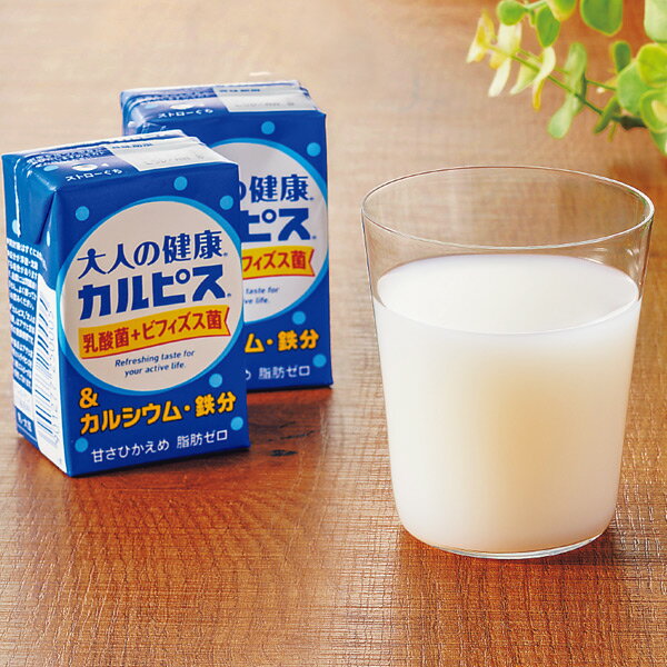 毎日の健康維持をカルピスで！甘さひかえめ脂肪ゼロ！乳酸菌・ビフィズス菌に加え健康維持に役立つカルシウムや鉄分も配合。アクティブに過ごしたい大人の健康を応援します。毎日続けやすい飲みきりサイズカルシウム 1本あたり64〜97mg めざし約3尾分鉄 1本あたり0.64mg プルーン約16個分スペック●1本：125ml●原材料／原材料名／果糖ぶどう糖液糖、脱脂粉乳、乳酸菌飲料、乳酸菌乾燥粉末(殺菌)、デキストリン、ビフィズス菌（殺菌）／酸味料、乳酸カルシウム、安定剤（ペクチン、大豆多糖類）、香料、甘味料（アスパルテーム・L-フェニルアラニン化合物、アセスルファムカリウム）、ピロリン酸第二鉄●賞味期限／製造日から常温4ヵ月●加工地／日本●特定原材料等 ／乳成分・大豆送料880円（通常）注意事項80070renew