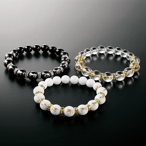 躍進の兆しを告げる九頭の馬に願いを託す開運ブレス万事「馬九行（うまくいく）」！躍進の兆しを告げる九頭の馬に願いを託す開運ブレス。9つの上昇運のシンボル、九頭馬を「右に出るものがない」を表す左向きに連ねたデザイン。躍動感あふれる九頭の馬の刻印...