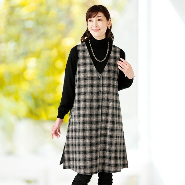 温かみのあるチェック柄が映えるゆったりロングベスト！温かみのあるチェック柄が映えるゆったりロングベスト！3つの前飾りボタンがアクセント。深めのVネックで胸元すっきり！ふんわり柔らかく伸びの良い起毛素材。長めのスリットで歩きやすい●綿混スペッ...