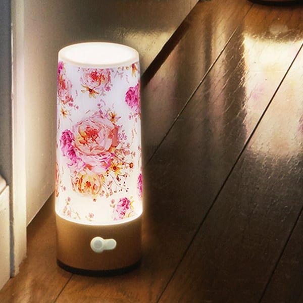 人を感知して自動点灯する花柄ライト！人を感知して自動点灯する花柄ライト！廊下に。階段に。非常用にも。「インテリアとして可愛いセンサーライトが欲しい」という声から生まれました！！華やかで可愛らしい花柄で安心感と癒しを灯します！夜中トイレに起きた時など、足元を自動で照らしてくれる！●明るさ50〜60ルーメン●人感式●経済的■乾電池式：単4×3(別売)スペック●(約)／径6.5×高さ16cm、105g●ABS樹脂・ポリスチレン●電源／単4乾電池×3(別売)●連続点灯時間／約30秒●取扱説明書(保証書付)●中国製送料660円（通常）注意事項10089