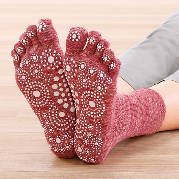 健康サンダルが靴下に！健康サンダルが靴下に！履くだけで、両足で900個以上の凸が足裏をソフトに刺激します。足口ゴムゆったりで優しくフィット。●3色6足セット●綿混スペック■綿・ポリエステル・他、プリント部：PVC◆適応足サイズ(約)／22〜25cm◆グリーン系・オレンジ系・ピンク系各2足の3色6足組◆中国製(足底は日本製)送料660円（通常）注意事項※開封後の交換・返品は、弊社の規定によりお受けしておりませんので、予めご了承ください。※使用感には個人差がございます。71079