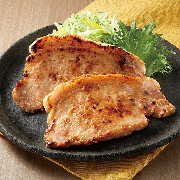 ジューシーな豚肉にお味噌のコクがたまらない！【国産豚ロース使用】厚切りのジューシーな国産豚ロース肉を、調味味噌にじっくりと漬け込みました。豊かな旨みの逸品です。大容量1.4kg！14枚スペック●セット内容／（100g×2枚）×7袋●賞味期限／冷凍2027年6月3日●加工地／日本●原材料／豚ロース肉(国産）、味噌だれ（味噌、砂糖、米発酵調味料、寒天）/リン酸塩（Na）、酸化防止剤（ビタミンC）、増粘剤（キサンタン）、クチナシ色素●特定原材料等 ／大豆・豚肉送料1100円（冷凍便でのお届け、送料は別途頂きます）注意事項81051※送料割引の適応はお届け先毎です。1回のお申し込み数ではございませんのでご注意ください。