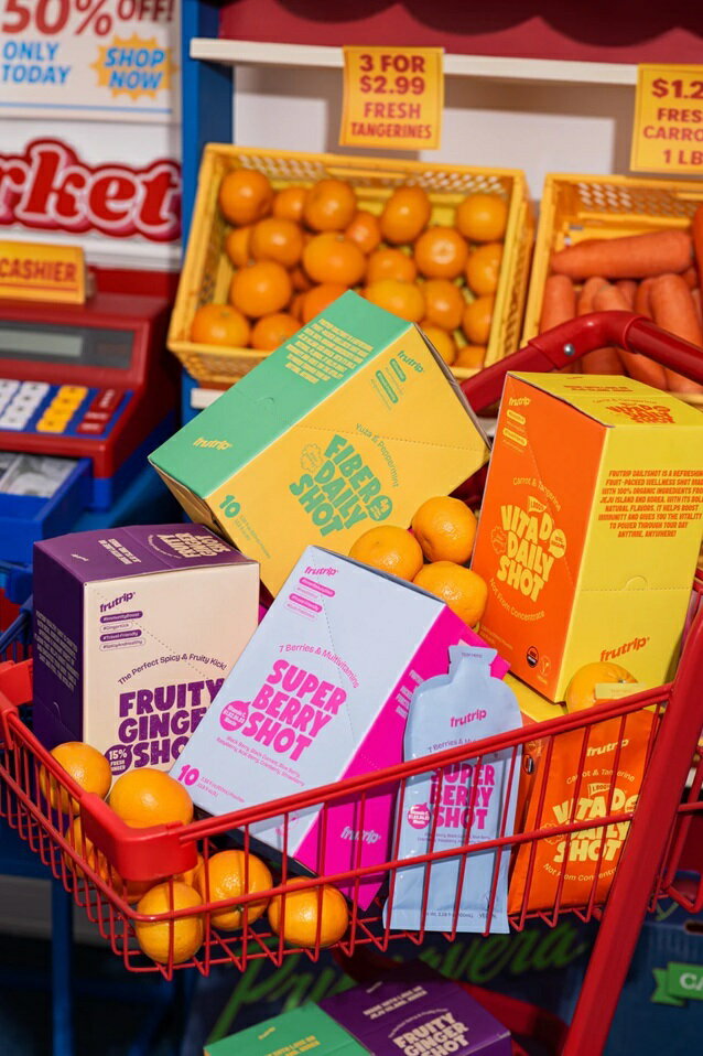 FRUTRIP（フルートリップ）は、韓国発の革新的なウェルネスブランドです。 世界遺産・済州島（チェジュド）の豊かな自然が育んだ最高級オーガニックみかんを使用しており、日常の何気ない瞬間を色鮮やかに変える「美味しさと健康」を提供します。 素材本来の濃厚な味わいは、疲れた毎日を癒し、自分を大切にする特別な時間を彩ります。 まるで人生の主人公になったかのような充実したひとときを、FRUTRIPで演出してみてはいかがでしょうか。 プレミアム・ウェルネスショットは、あなたの体を内側から整え、驚くべきインナーケアを叶える次世代の健康飲料です。 特別に選別された済州島産の原料は、砂糖・着色料・保存料を一切使わず、フルーツの栄養と機能性成分をギュッと凝縮。 ベタつかないスッキリとした後味で、体にピタッと浸透するように馴染むため、忙しい合間でも心地よい充足感が持続します。 さらに、美容とトレンドの聖地・韓国の新世界百貨店（江南店）で「早期完売」を記録したその実力は、本物志向のセレブたちからも絶大な支持を得ています。 気分や体調に合わせて選べるラインナップで、その日のあなたに最適な栄養をチャージしていただけます。 洗練された美しいデザインのパッケージは、ギフトにも最適。大切な人への贈り物として、健康で美しい毎日を演出します。 CHECK POINT ・韓国No.1百貨店での完売実績が証明する確かな品質 ・済州島産オーガニックみかんによる圧倒的な濃厚さ ・100%ヴィーガン認証＆クリーンラベル（無添加）の安心感 ・ビタミンDや食物繊維など、現代人に必要な機能性成分を配合 安全性にも徹底的にこだわり、厳格な品質管理のもと、動物実験を行わずに開発されています。 このFRUTRIPで、あなたの体に贅沢なご褒美を。今すぐお試しください！