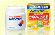 商品名 ムヒソフトGX 内容量 60g 効能 かゆみ、皮ふ炎、かぶれ、しっしん、じんましん、あせも、しもやけ、虫さされ、ただれ 用法・用量・使用方法 1日数回適量を患部に塗擦してください。 使用上の注意 用法・用量を守ること。●お風呂あがり，おやすみ前に塗ると効果的です。 成分・分量（100g中） 塩酸ジフェンヒドラミン 2.0g、パンテノール 1.0g、酢酸トコフェロール 0.5g、グリチルレチン酸 0.2g 広告文責 お客様相談センター 0776-34-6645 お電話でのお問い合わせの受付時間は、 月〜金（祝日除く）10時〜19時になります メーカー（製造） 池田模範堂 区分 日本製・【第3類医薬品】　