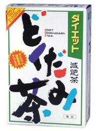 名称 どくだみ混合茶 原材料名 ドクダミ、ハトムギ、ハブ茶、ギムネマ・シルベスタ、杜仲葉、ウーロン茶、かき葉、大豆、アマチャヅル、プァール茶、食物繊維(パインファイバー)、甘草 内容量 192g　(8g×24袋) 【栄養成分表示】1杯100cc(茶葉1.6g)当たり 熱量　2.0kcal たんぱく質　0g、脂質　0g、炭水化物　0.5g、ナトリウム　4.0mg 保存方法 高温多湿をさけて保存してください。 お召し上がり方 お水の量はお好みにより、加減してください。 沸騰したお湯、約500cc〜700ccの中へ1バッグを入れ、沸騰後約5分間以上、充分に煮出し、お飲み下さい。 パックを入れたままにしておきますと、一層おいしくなりますが、濃くなる場合には、パックを取り除いて下さい。 上記のとおり煮だしたあと、湯ざましをして、大型ペットボトル又は、ウォーターポットに入れ替え、冷蔵庫に保管、お飲み下さい。 ウォーターポットの中へ、1バッグを入れ、水約300cc〜500ccを注ぎ、冷蔵庫に保管、約30分後冷水杜仲茶になります。 ご使用の急須に1袋をポンと入れ、お飲みいただく量のお湯を入れてお飲み下さい。　濃いめをお好みの方はゆっくり、薄めをお好みの方は、手ばやに茶碗へ給湯してください。 広告文責 お客様相談センター 0776-27-3033 お電話でのお問い合わせの受付時間は、 月〜金（祝日除く）10時〜19時になります メーカー（製造） 山本漢方製薬株式会社 区分 日本製・健康茶どくだみを主原料においしく焙煎、各種のダイエット素材を加えたおいしい12種のブレンド茶です。　