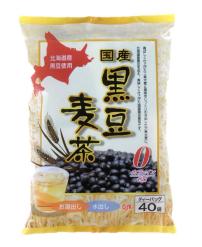 商品特徴 本品は、熱風焙煎した二条麦茶に深煎りした六条麦茶を調合し、香ばしく仕上げ、これに北海道産黒豆を加えた、風味豊かな黒豆入り麦茶です。毎日の美容と健康維持にお役立てください。また、カフェインゼロですので、お子様からお年寄りまでご家族そろってご愛飲いただけます。 名称 混合麦茶ティーパック 内容量 320g（8g×40袋） 原材料名 大麦、黒豆（大豆/非遺伝子組換え） 栄養成分表示(お茶一杯100ml当たり) エネルギー　1.2kcal、たんぱく質　0g、脂質　0g、炭水化物　0.3g、ナトリウム　0mg、無水カフェイン　0g お召し上がり方 お湯出しの場合 約800&#13206;〜1&#8467;の沸騰したお湯にティーバッグ1袋を 入れ、弱火で5分程煮出してください。お好みの濃 さになりましたら、ティーバッグを取り出し、お召し 上がりください。。 水出しの場合 約800&#13206;〜1&#8467;の水にティーバッグ1袋を入れ、そのまま冷蔵庫で2時間程冷やしてから、お好みの濃さになりましたら、ティーバッグを取り出してお召し上がりください。※水出しの場合、ミネラルウォーターか一度沸騰させた水が最適です。 ご注意 ◇熱湯をご使用の場合は十分ご注意ください◇本商品は、そばを加工している工場で製造しております。◇万一、体質に合わない場合は、飲用をお控えください。◇品質管理には万全を期しておりますが、お気づきの点がございましたら弊社までお知らせください。 保存方法 直射日光及び、高温多湿の所を避けて、涼しいところに保存してください。開封後はお早めに、ご使用ください。 広告文責 お客様相談センター 0776-34-6645 お電話でのお問い合わせの受付時間は、 月〜金（祝日除く）10時〜19時になります メーカー（製造） 株式会社小谷穀粉高知市高須1丁目14番8号お客様相談室088-883-3807 区分 日本製・健康茶